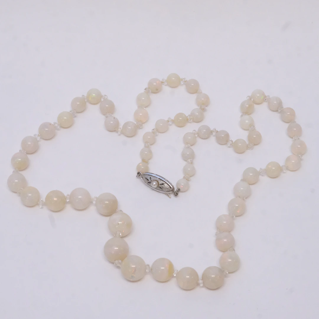 COLLIER, OPALISERANDE KULOR, LÅS I 18K VITGULD.
