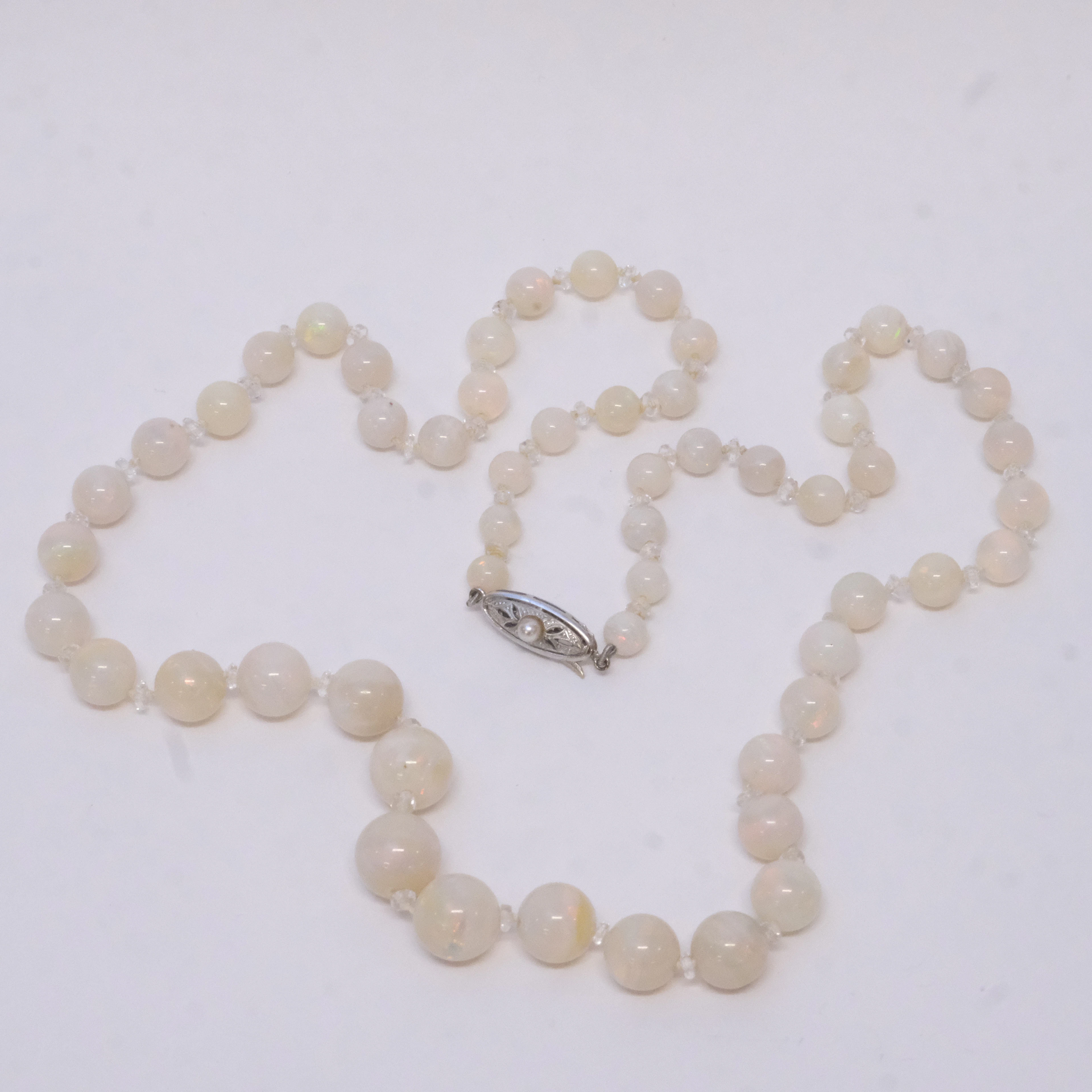 COLLIER, OPALISERANDE KULOR, LÅS I 18K VITGULD.