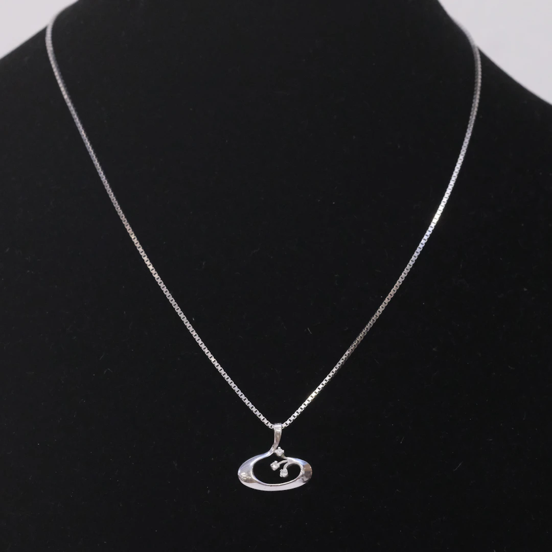 HÄNGE MED MOISSANITEER 18K VITGULD SAMT KEDJA, 18K VITGULD.