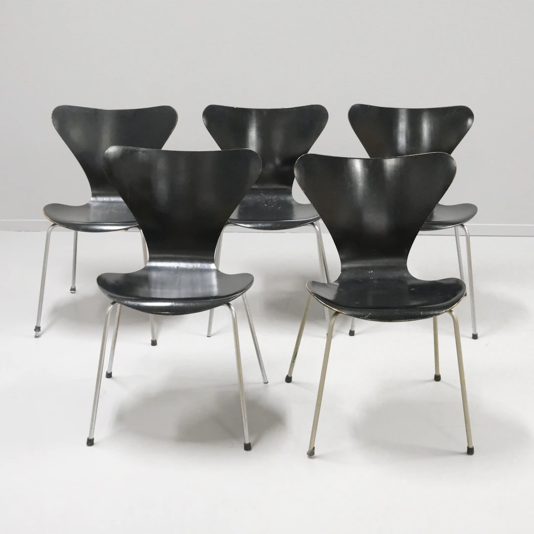 ARNE JACOBSEN. STOLAR, "SJUAN", FRITZ HANSEN, FEM STYCKEN, 1960/70-TAL.