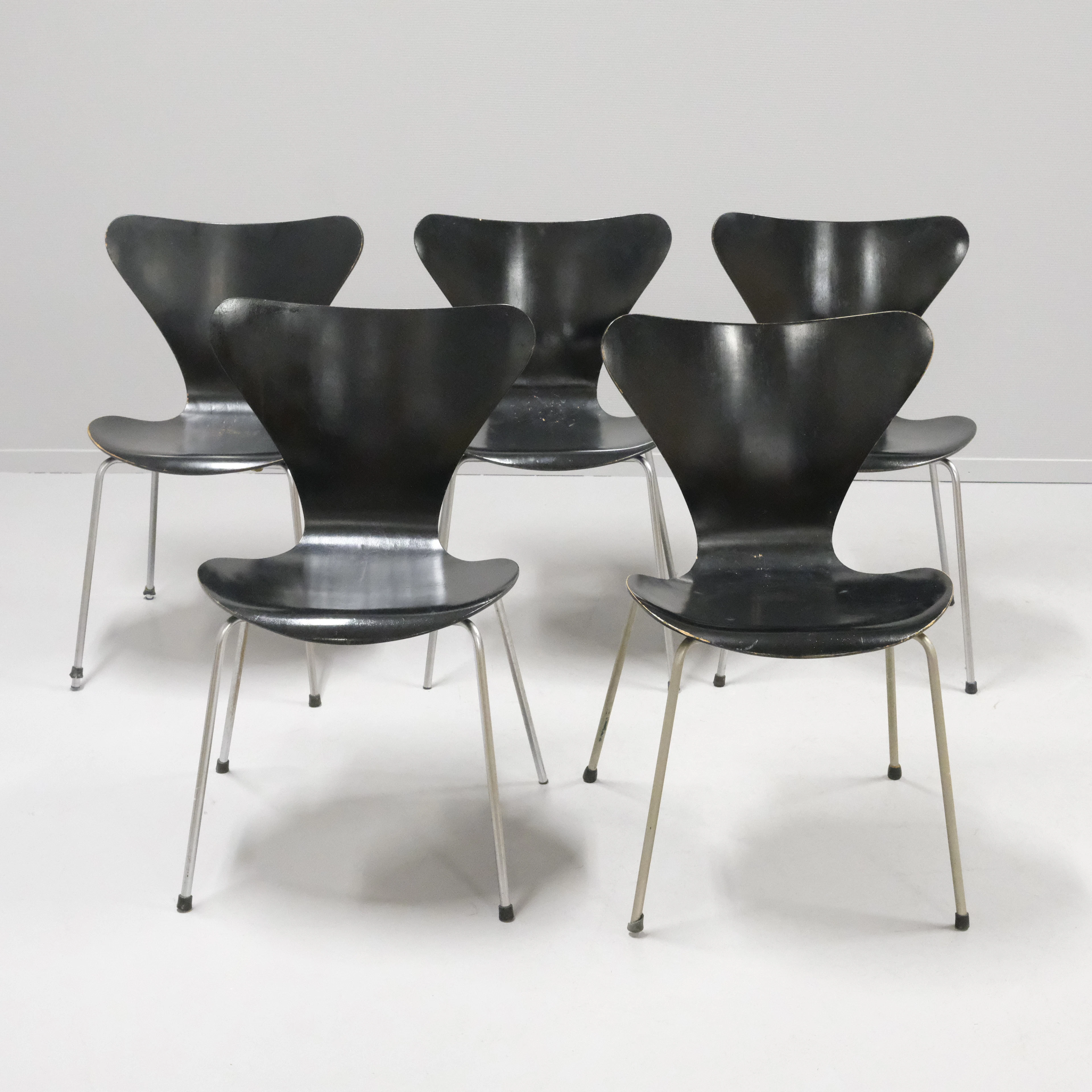 ARNE JACOBSEN. STOLAR, "SJUAN", FRITZ HANSEN, FEM STYCKEN, 1960/70-TAL.
