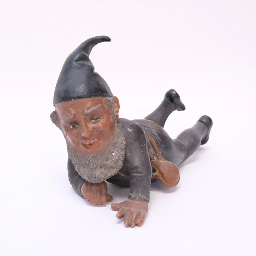 BERNHARD BLOCH. FIGURIN, LIGGANDE TOMTE, BEMÅLAD TERRAKOTTA, 1800/1900-TAL.