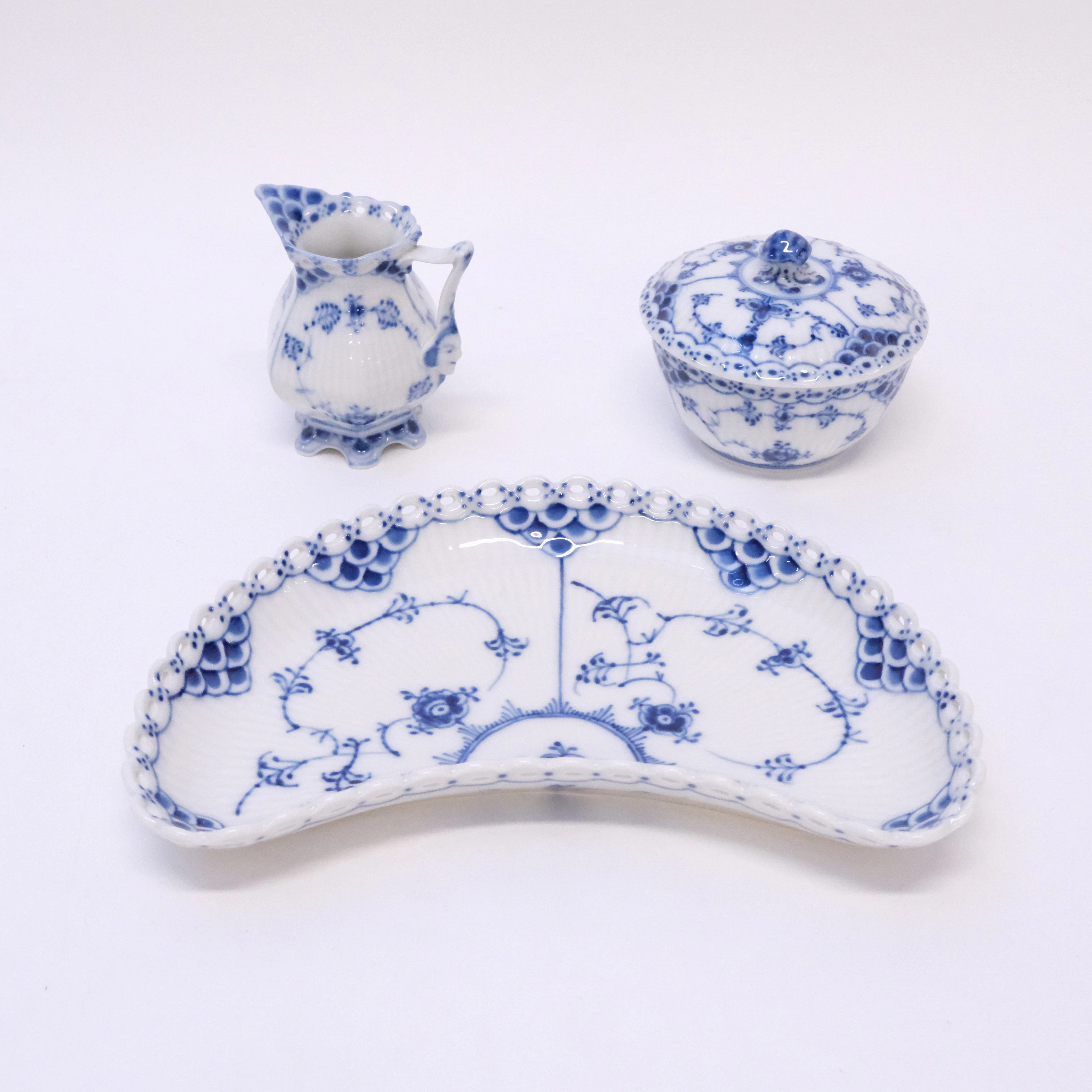 ROYAL COPENHAGEN, 3 DELAR MUSSELMALET.