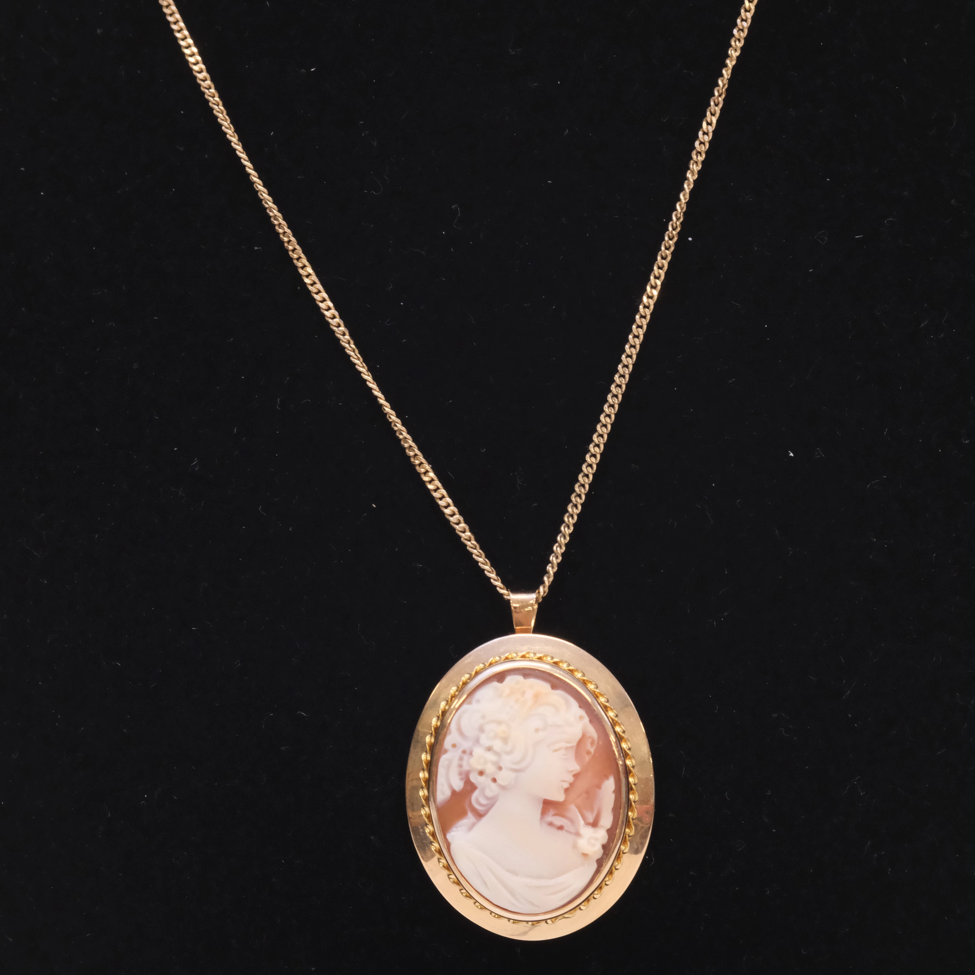 BROSCH/ HÄNGE MED KAMÉ SAMT HALSKEDJA, 18K GULD.