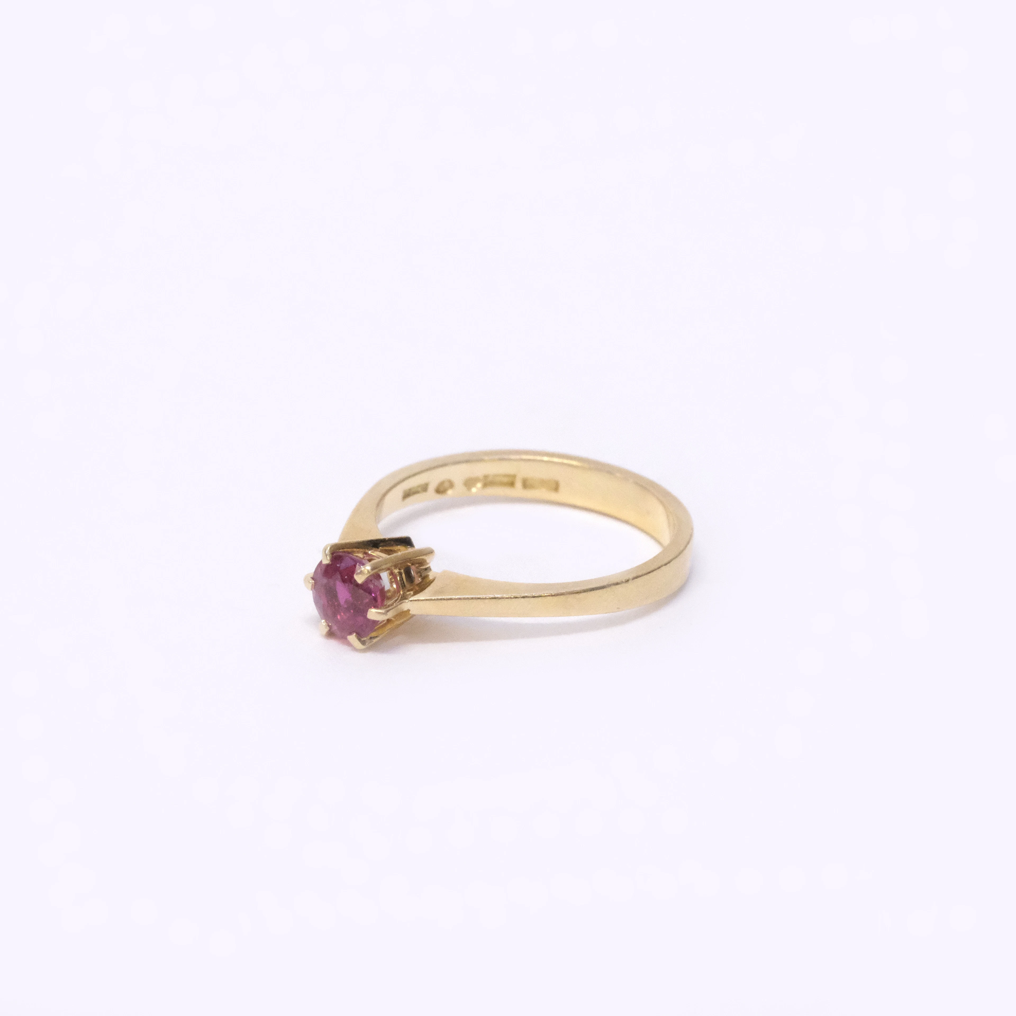 SOLITÄRRING MED RUBIN, 18K GULD.