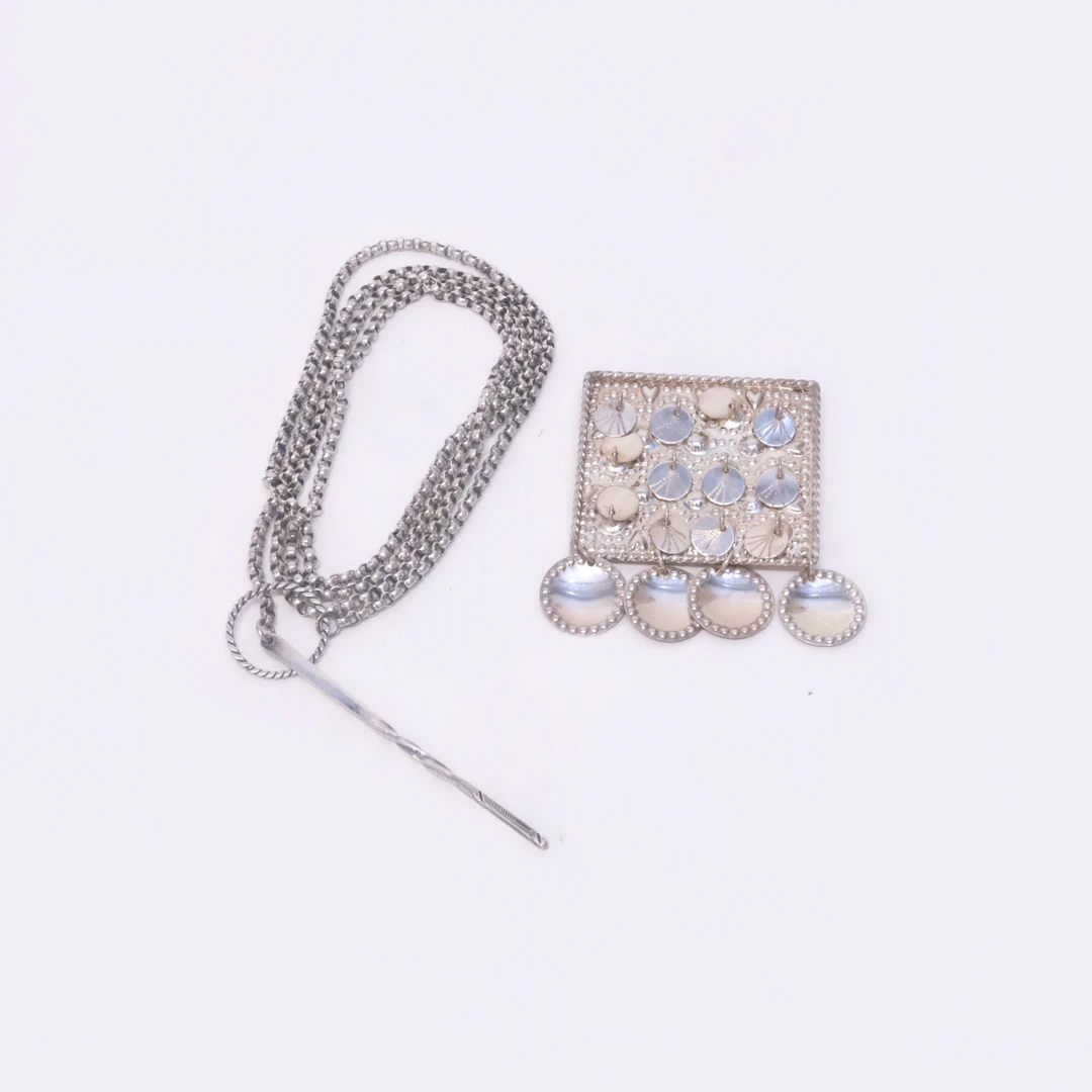 PREGKEDJA OCH BROSCH, ALLMOGESTIL, SILVER.