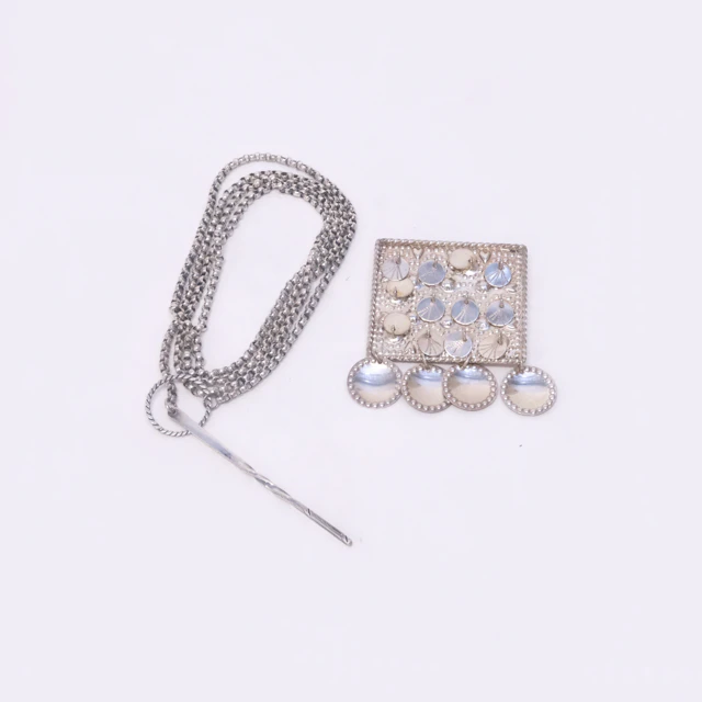 PREGKEDJA OCH BROSCH, ALLMOGESTIL, SILVER.