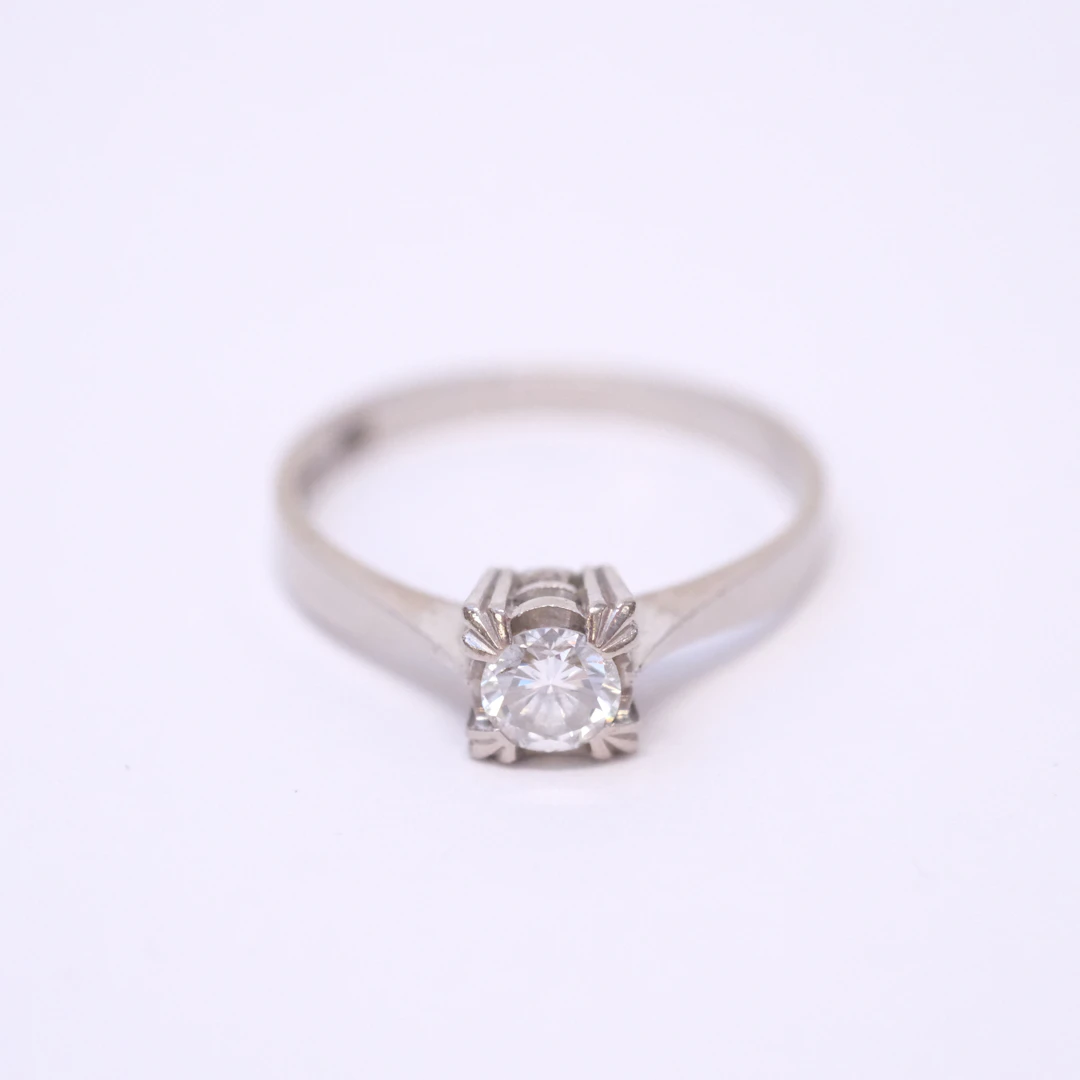 SOLITÄRRING MED DIAMANT.