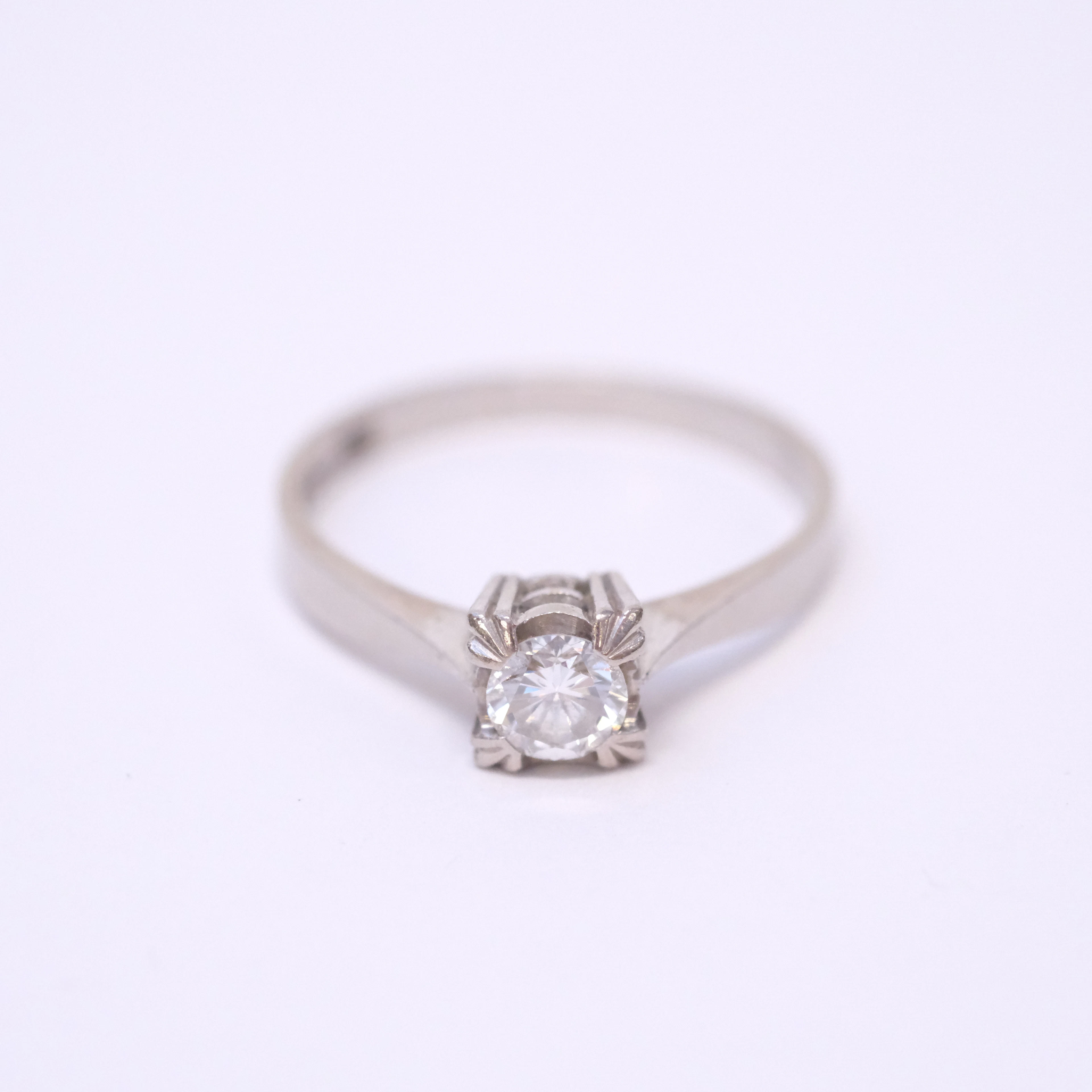 SOLITÄRRING MED DIAMANT.