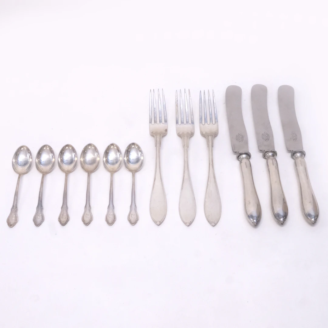 12 DELAR BESTICK SILVER.