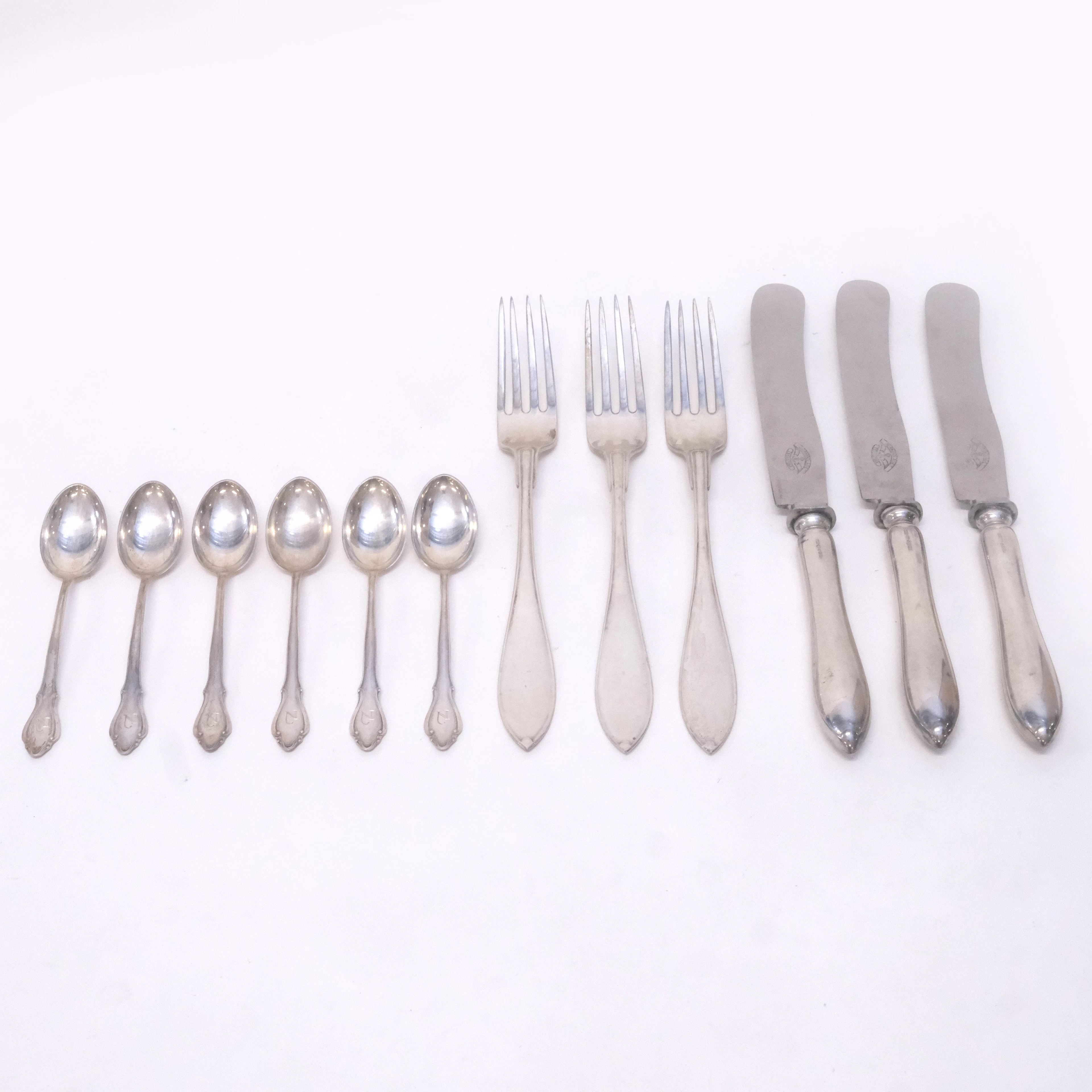 12 DELAR BESTICK SILVER.