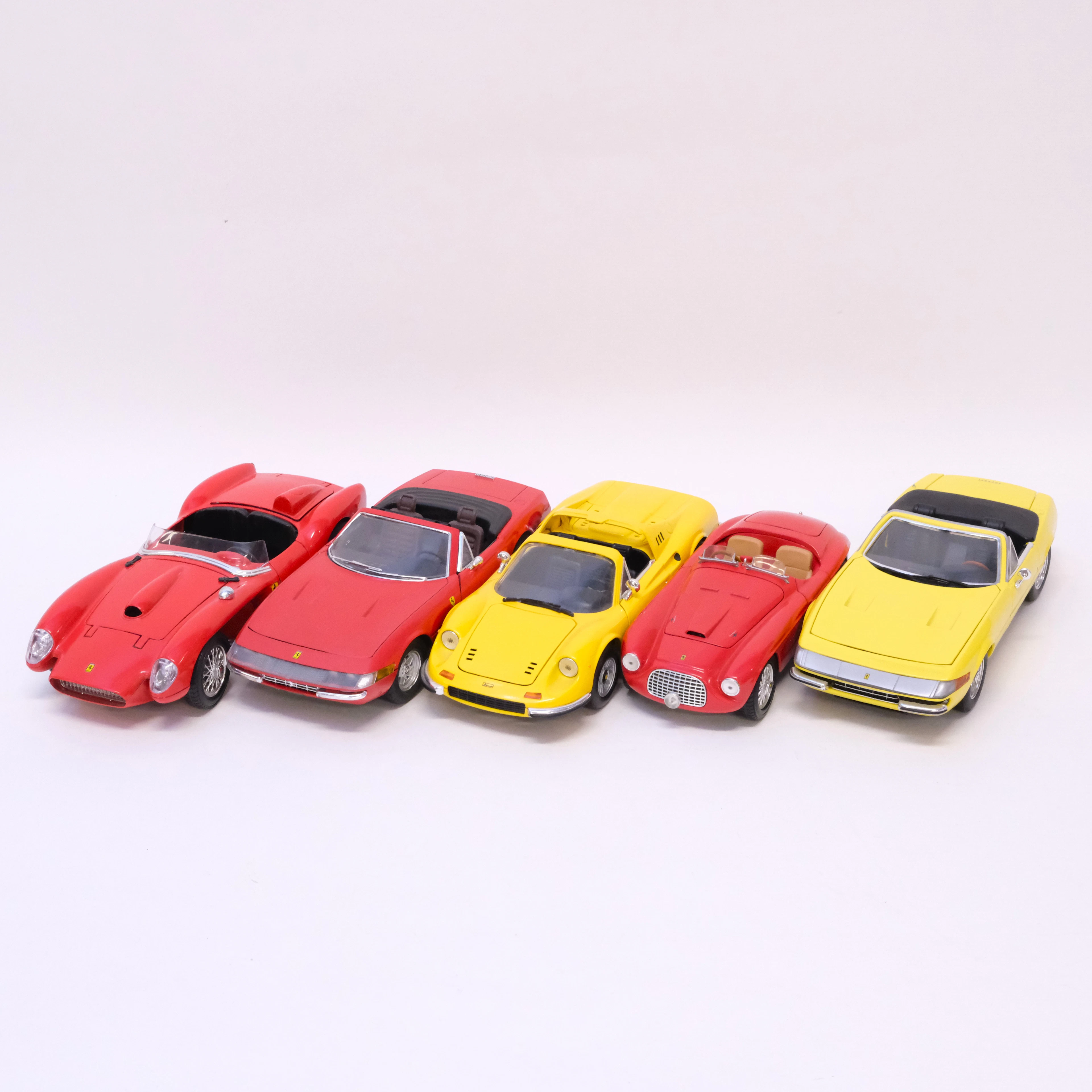 FEM MODELLBILAR, "FERRARI". MATTEL FÖR HOTWHEELS, SOLIDO SAMT BBURAGO.