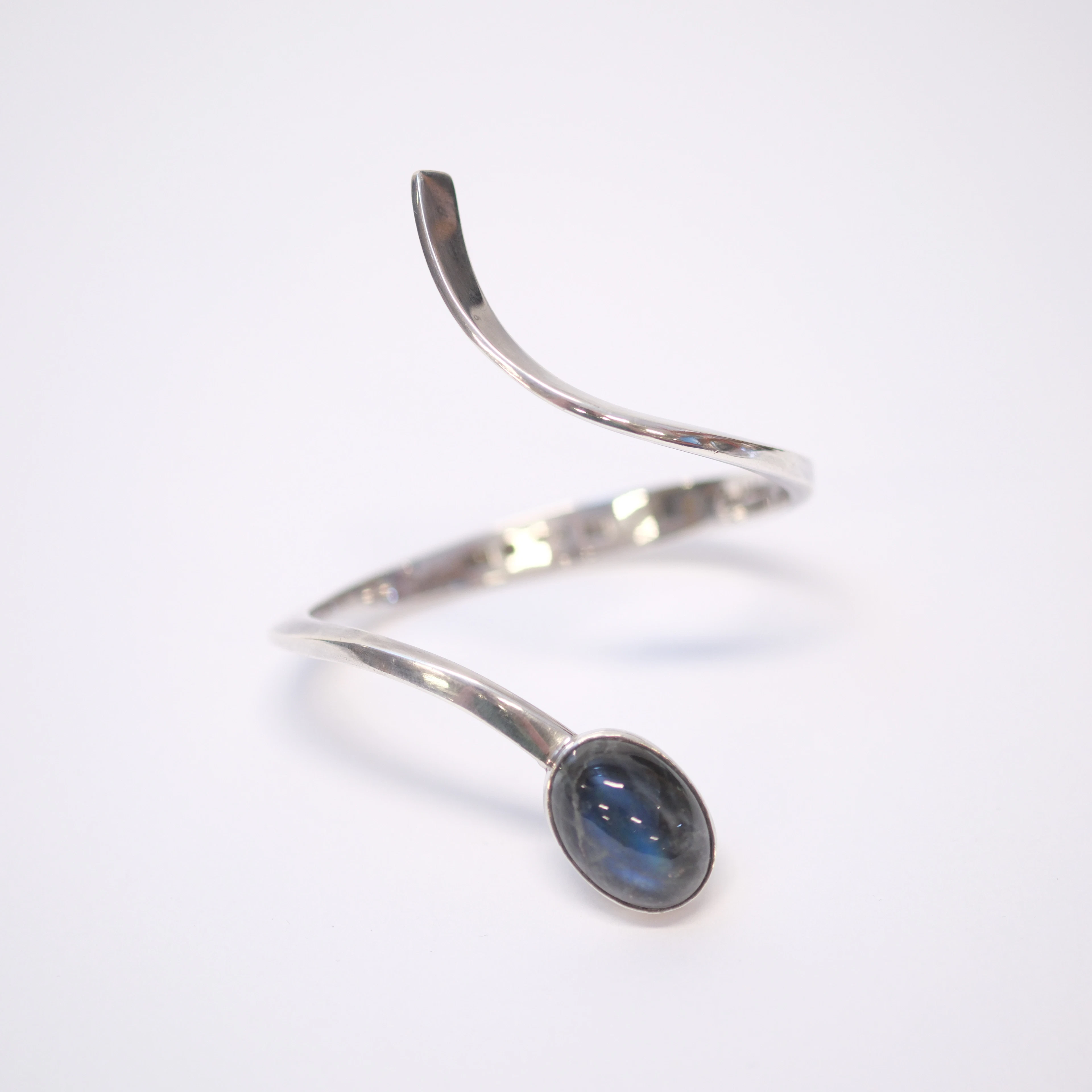 RAY URBAN. ARMRING MED STEN, SILVER.