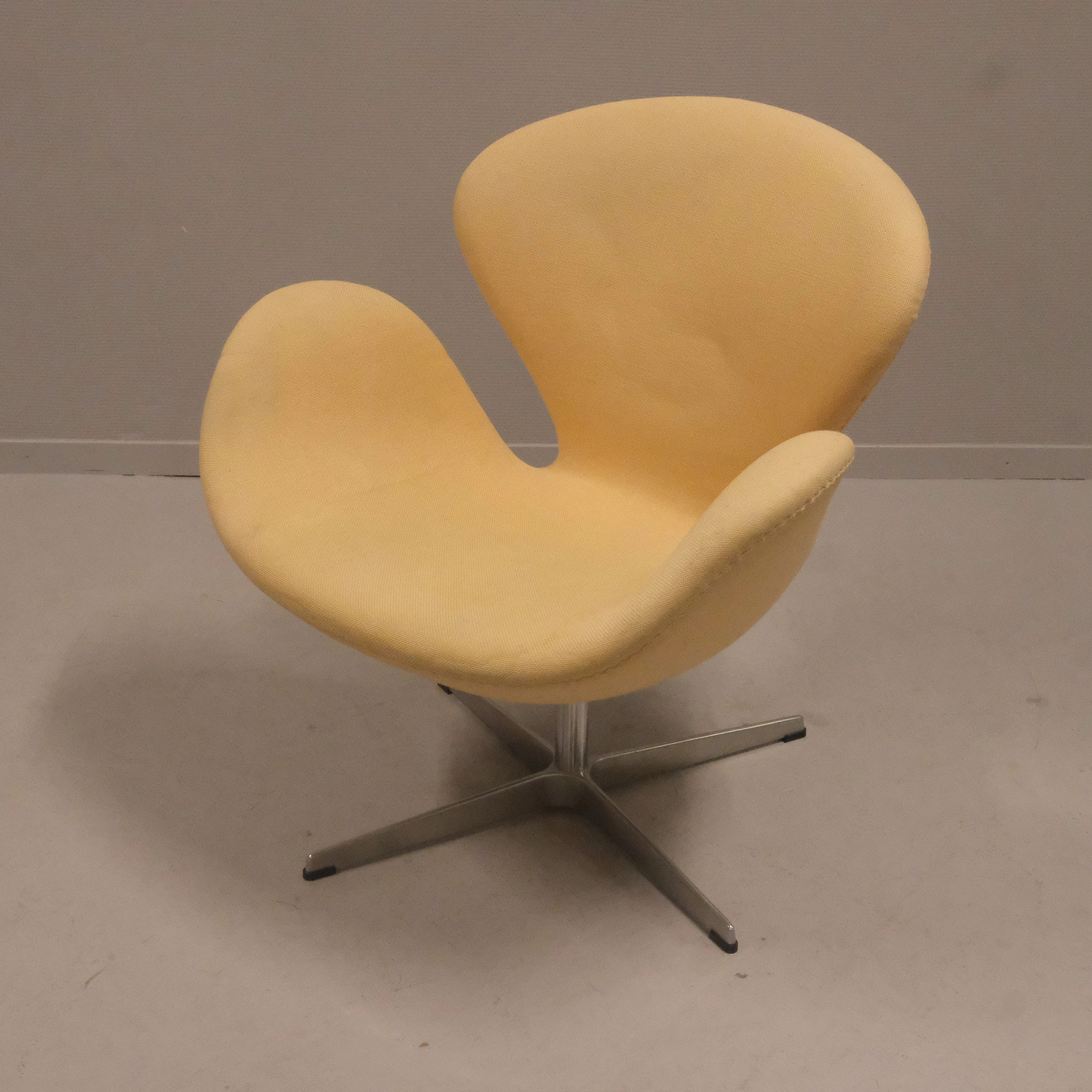 ARNE JACOBSEN. SNURRFÅTÖLJ, "SVANEN", FRITZ HANSEN.