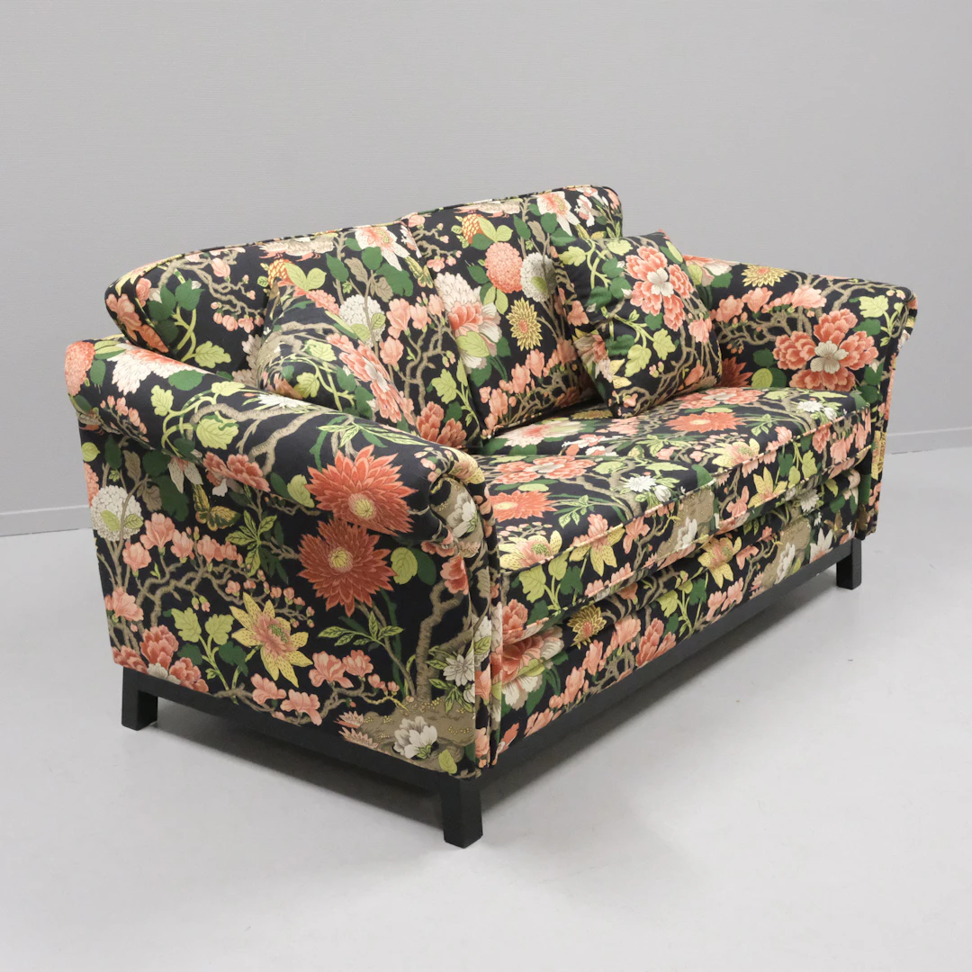 BRÖDERNA ANDERSSON. SOFFA, 2-SITS, "FALSTERBO", TYG MAGNOLIA SVART.
