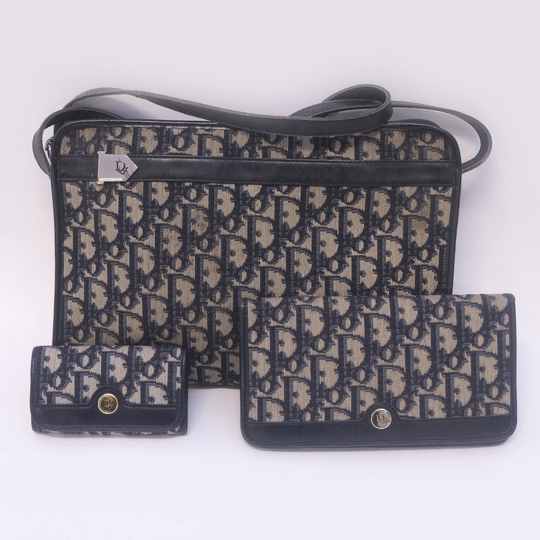 CHRISTIAN DIOR. VÄSKA, PLÅNBOK SAMT NYCKELFODRAL.