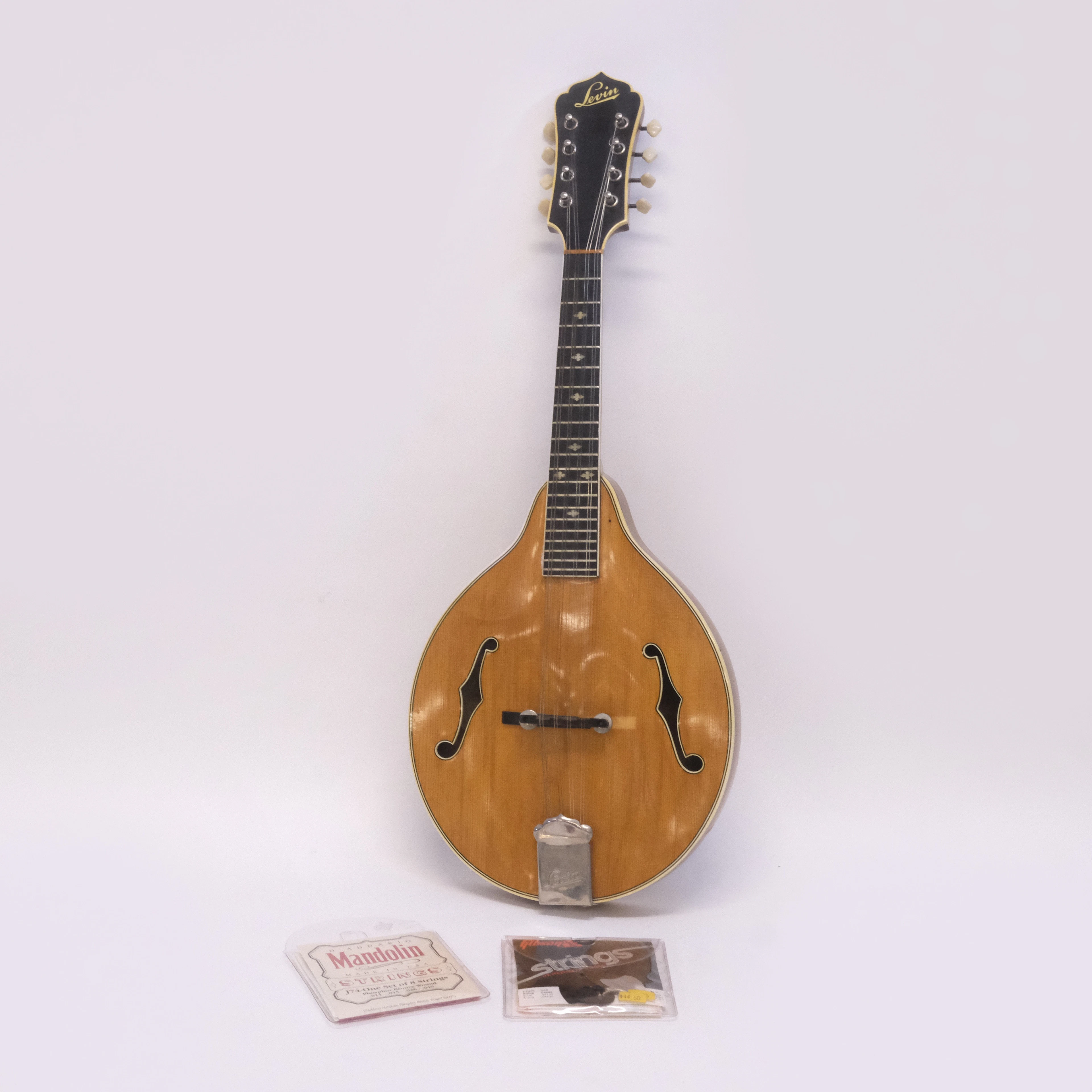 MANDOLIN, LEVIN.