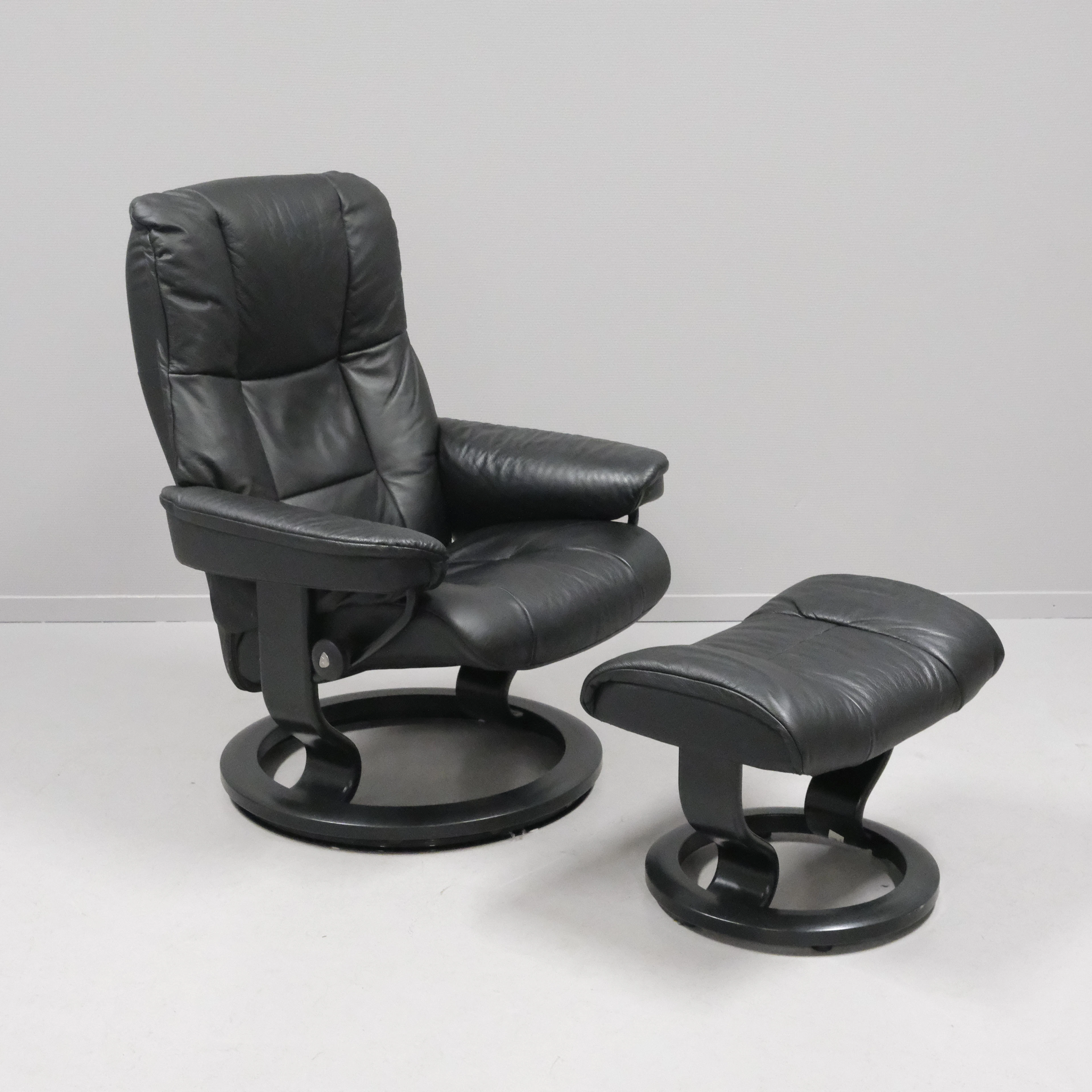 FÅTÖLJ MED FOTPALL, "STRESSLESS", SVART LÄDER, NORGE.
