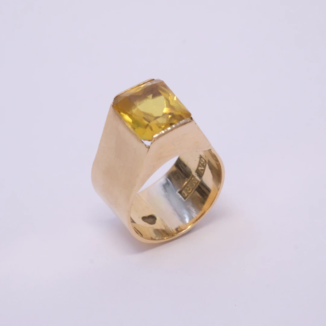 KLACKRING MED STEN, 18K GULD.