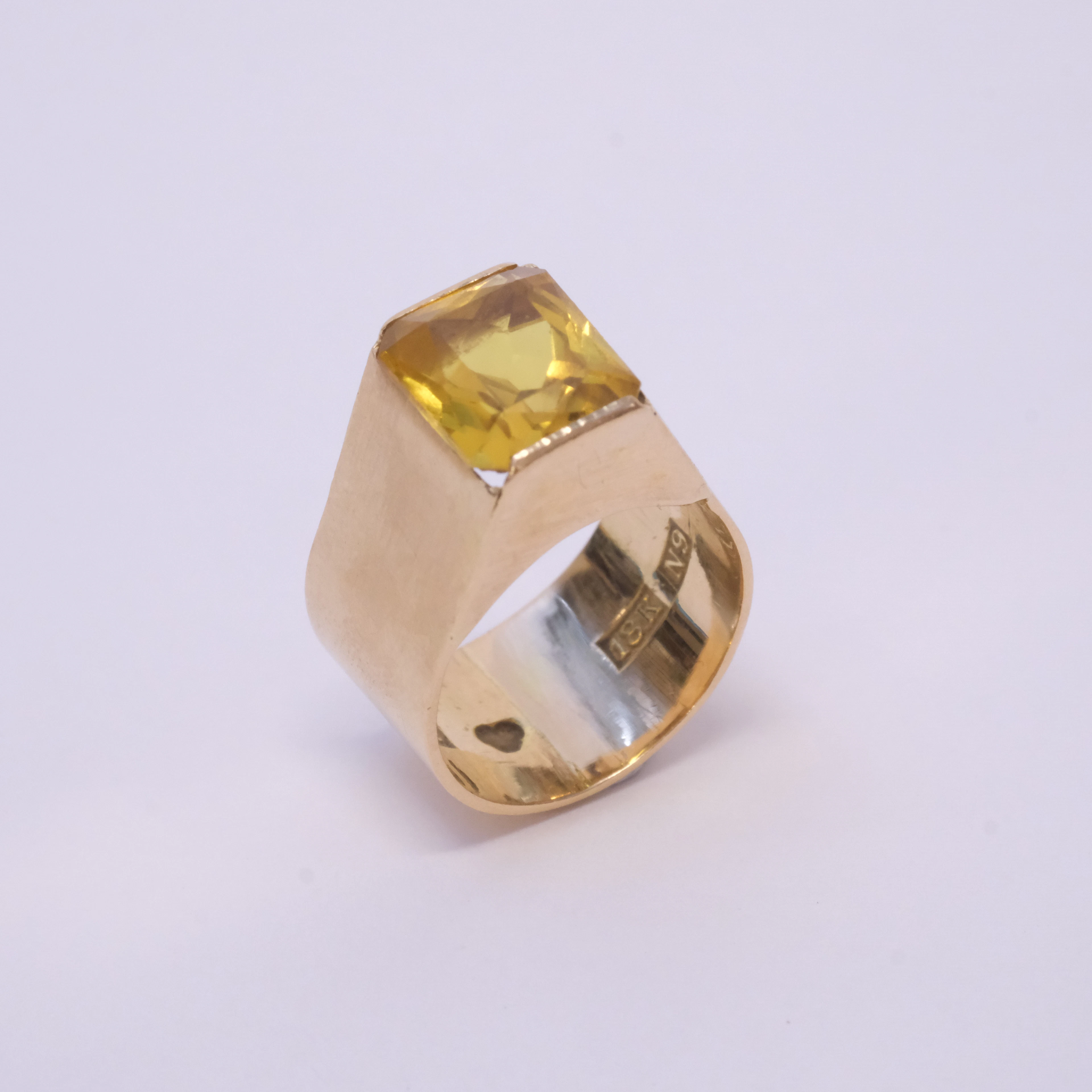 KLACKRING MED STEN, 18K GULD.