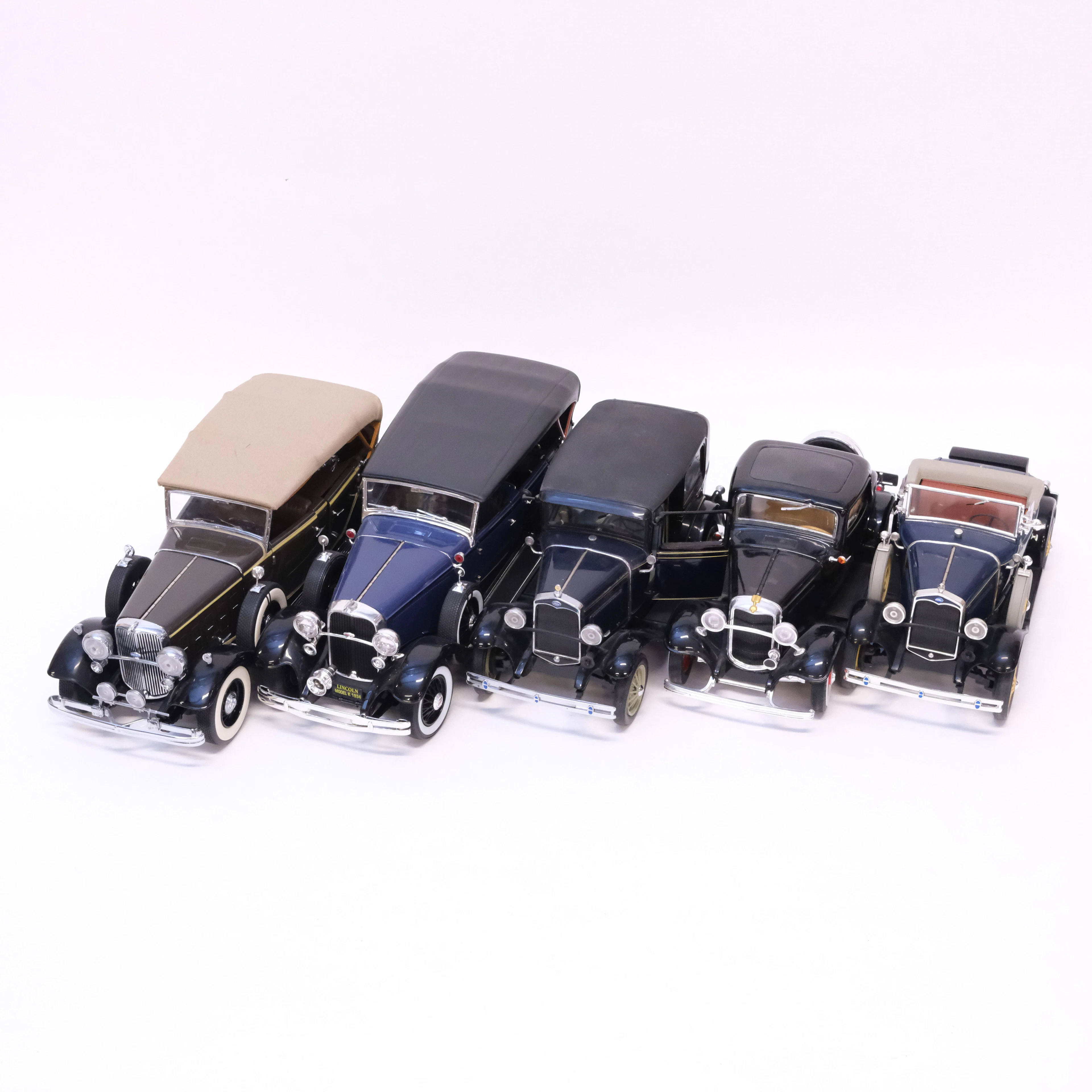 FEM MODELLBILAR. ROAD LEGENDS, MOTOR CITY CLASSICS SAMT RICKO. SKALA 1:18.