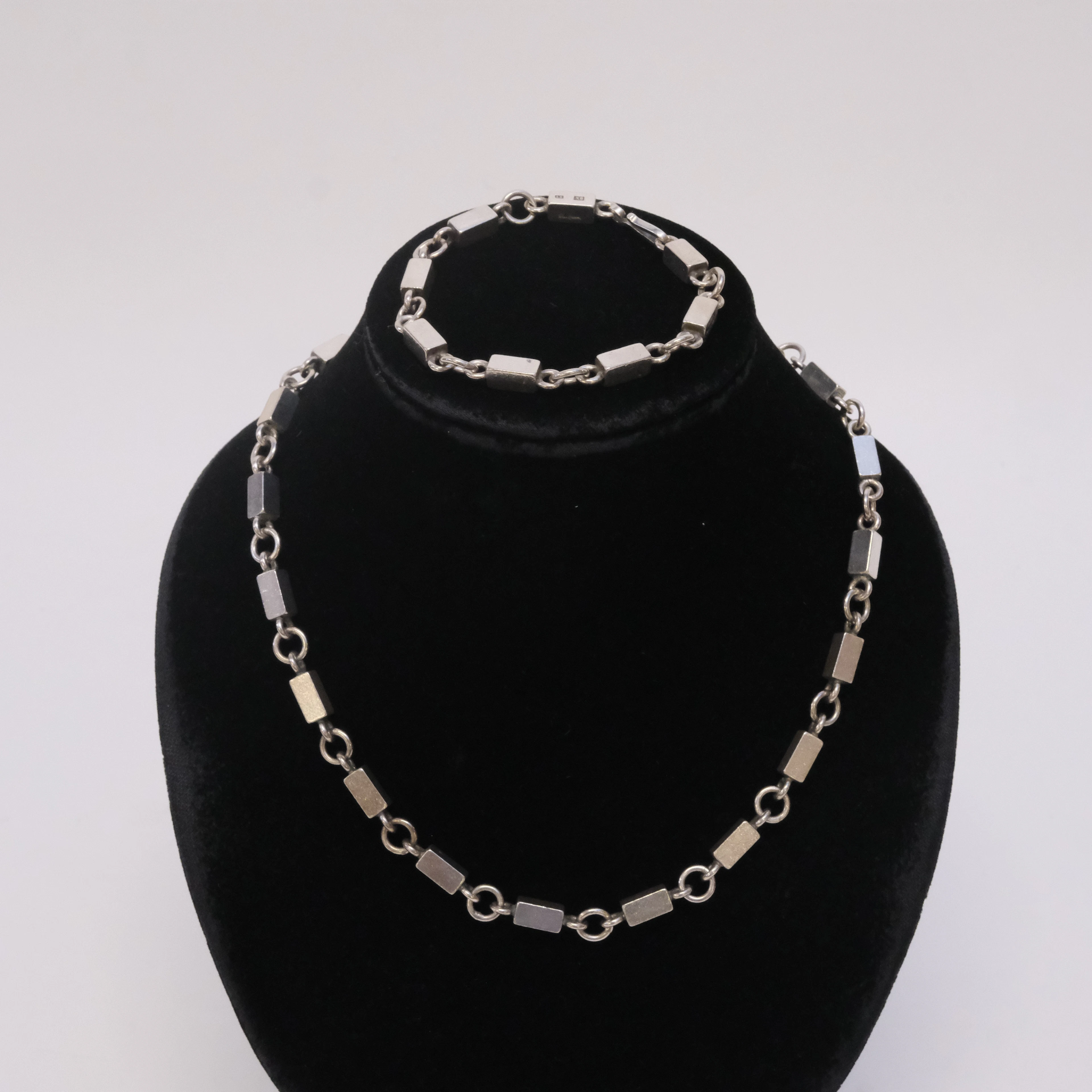 WIWEN NILSSON. COLLIER OCH ARMBAND MED STAVAR OCH RINGAR.