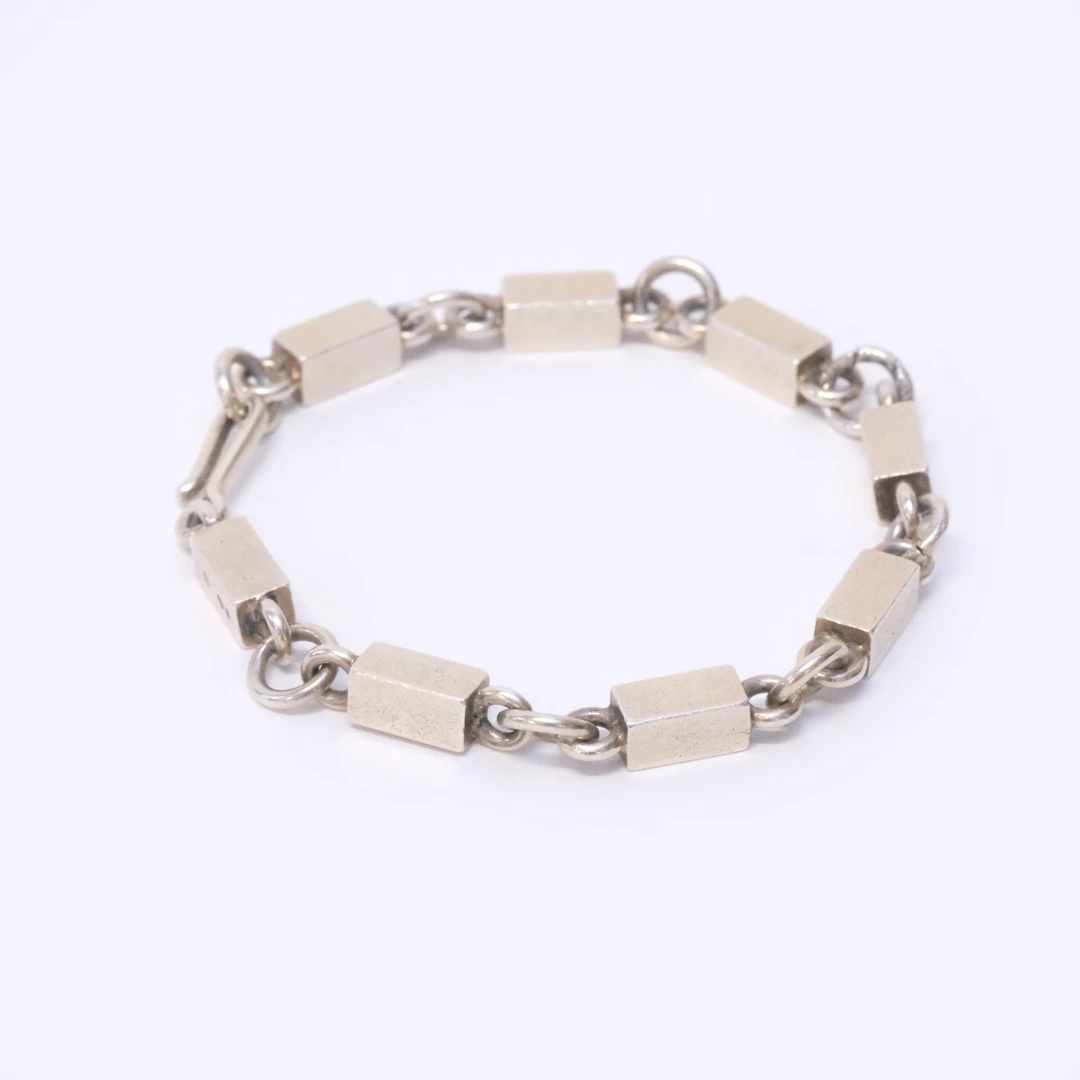WIWEN NILSSON. ARMBAND MED STAVAR OCH RINGAR.