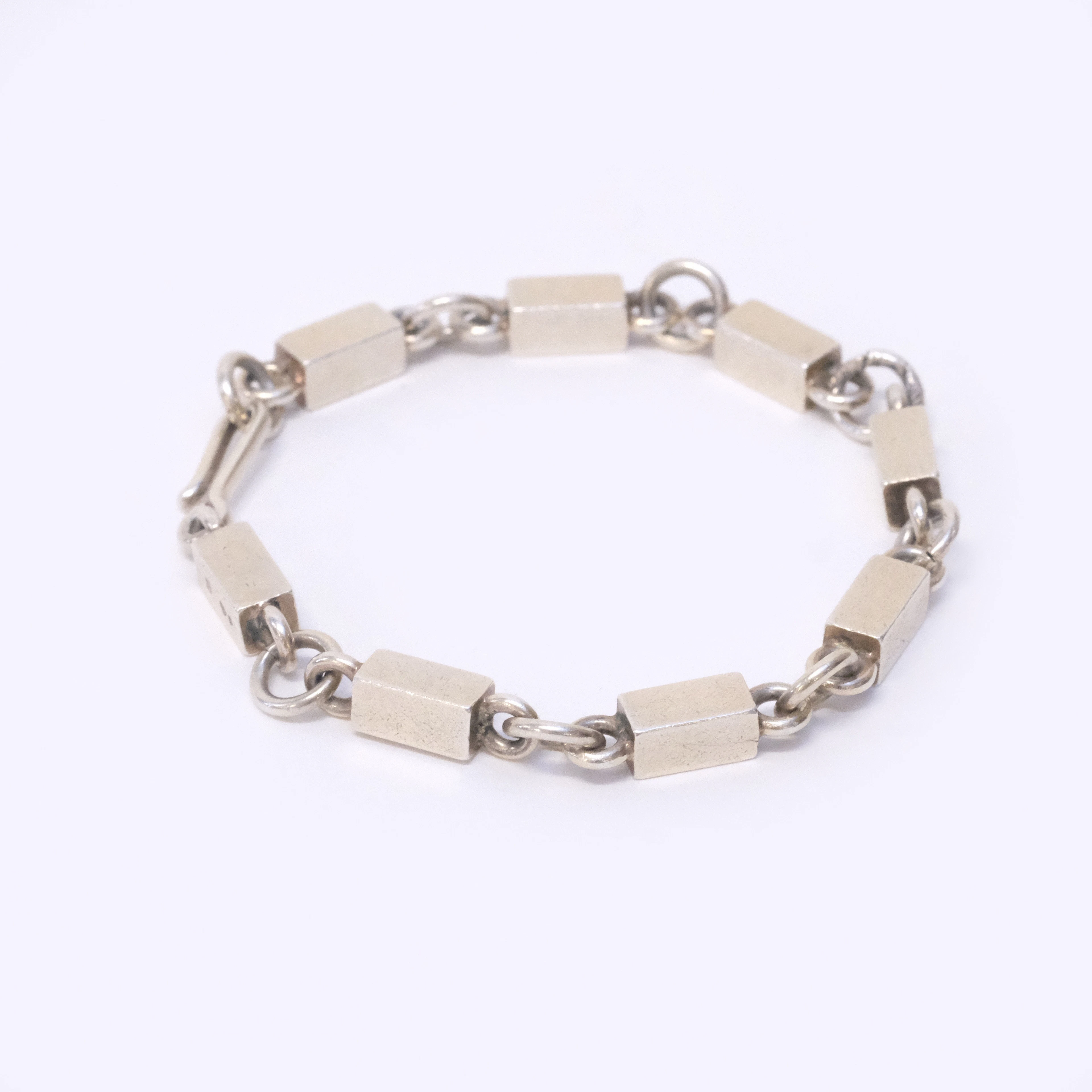 WIWEN NILSSON. ARMBAND MED STAVAR OCH RINGAR.