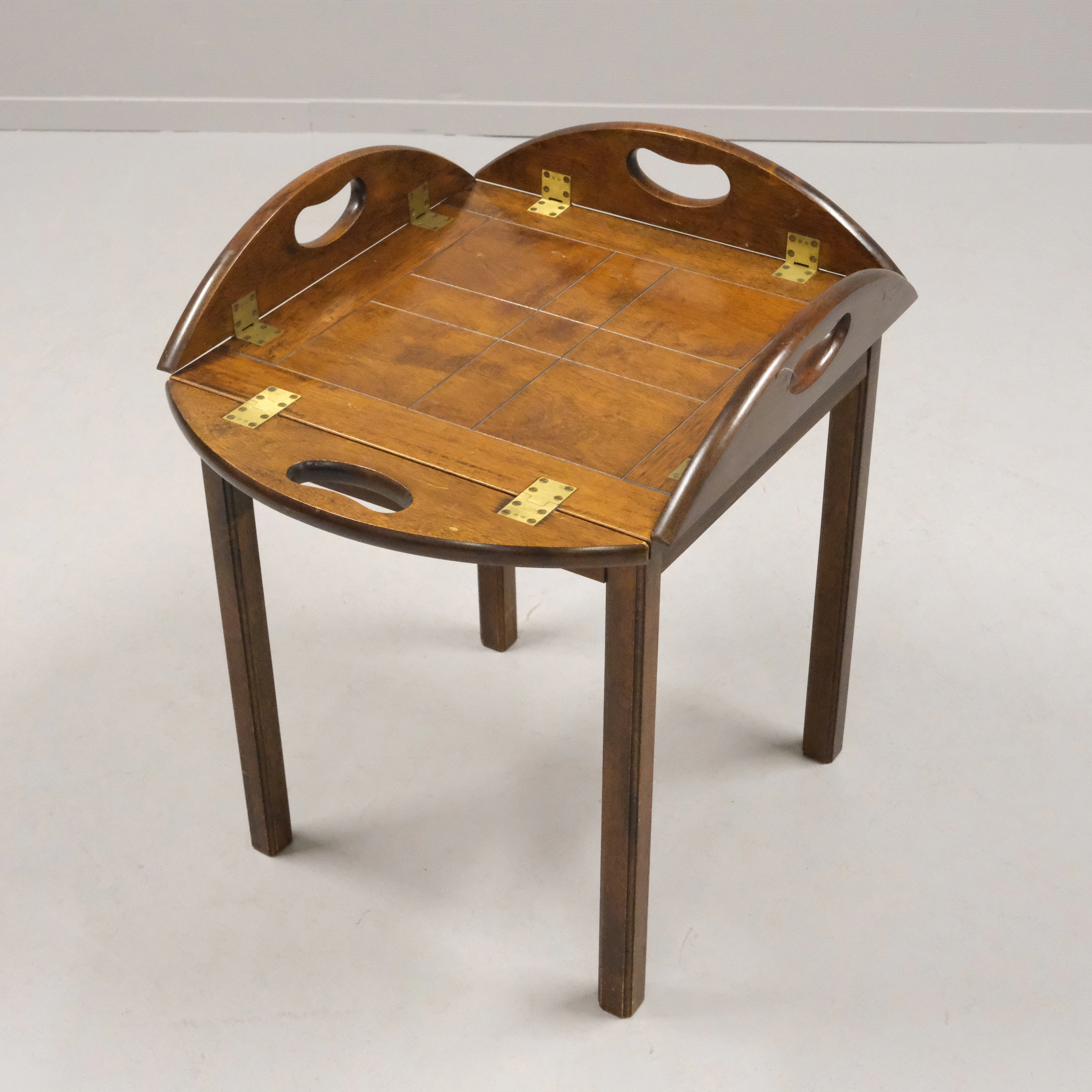 BORD S.K. BUTLERS TRAY, ENGELSK STIL, 1900-TAL.