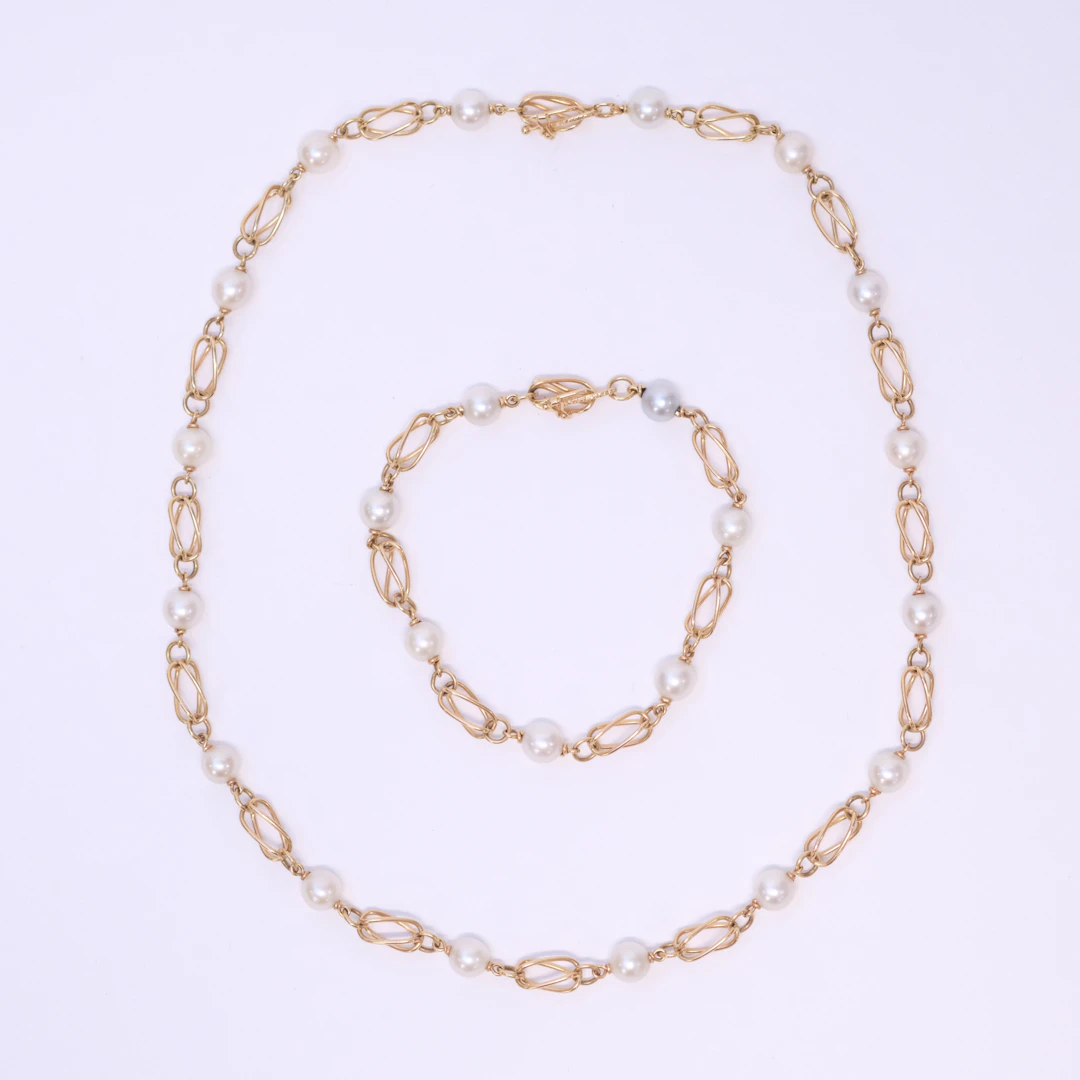 ARVO SAARELA. ARMBAND SAMT COLLIER, 18K GULD MED PÄRLOR, ENKÖPING 1958.