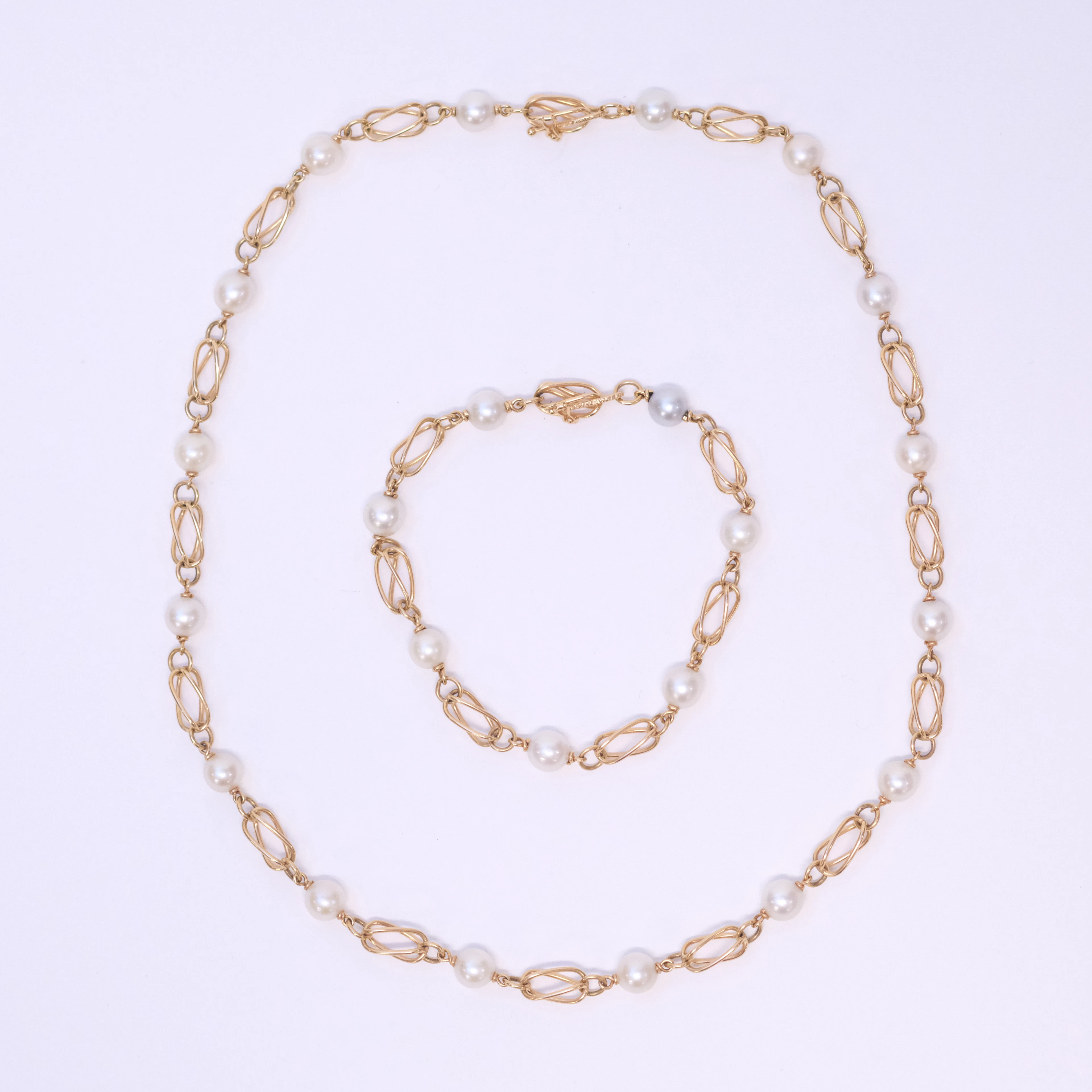 ARVO SAARELA. ARMBAND SAMT COLLIER, 18K GULD MED PÄRLOR, ENKÖPING 1958.