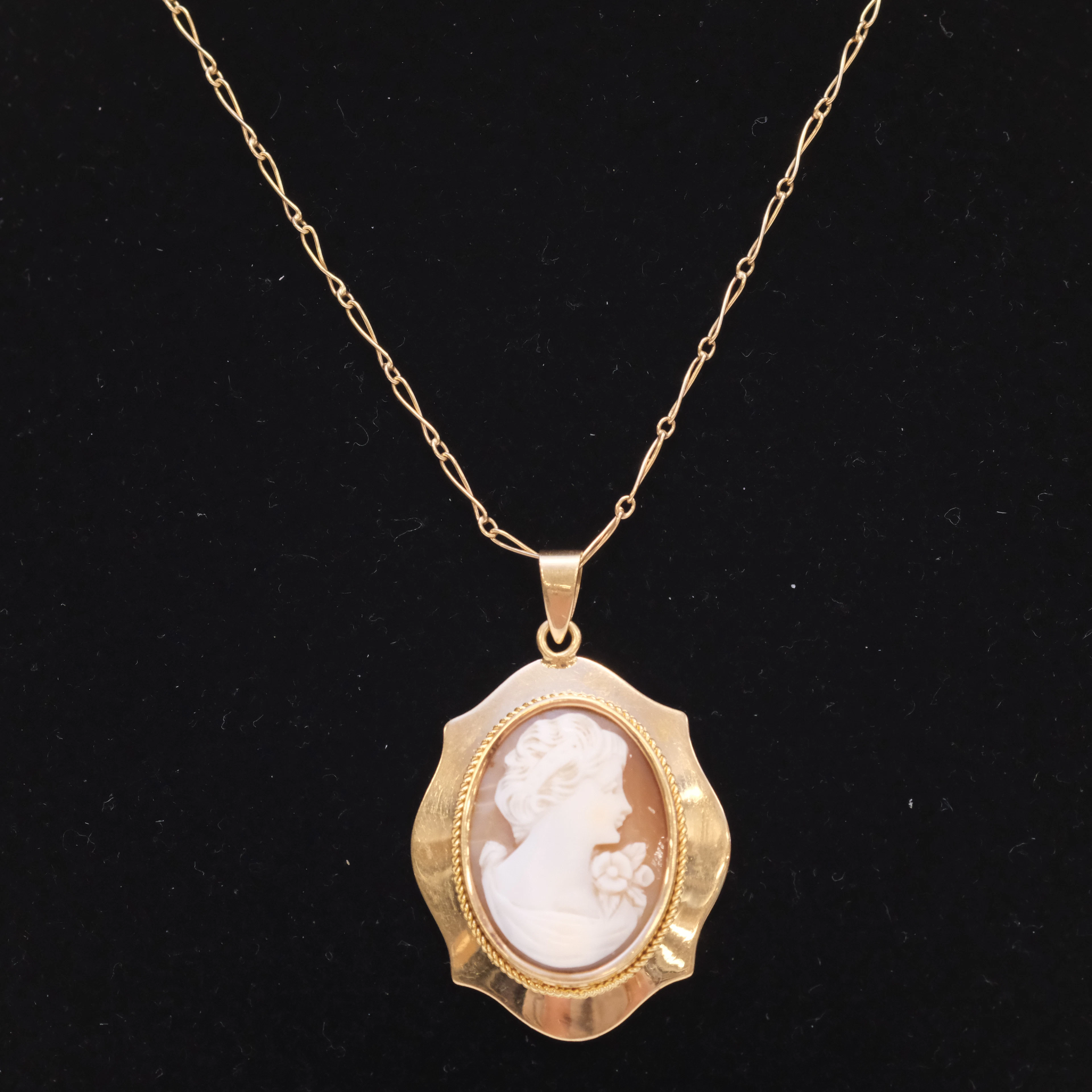 HÄNGE MED KAMÉ, SAMT HALSKEDJA, 18K GULD.