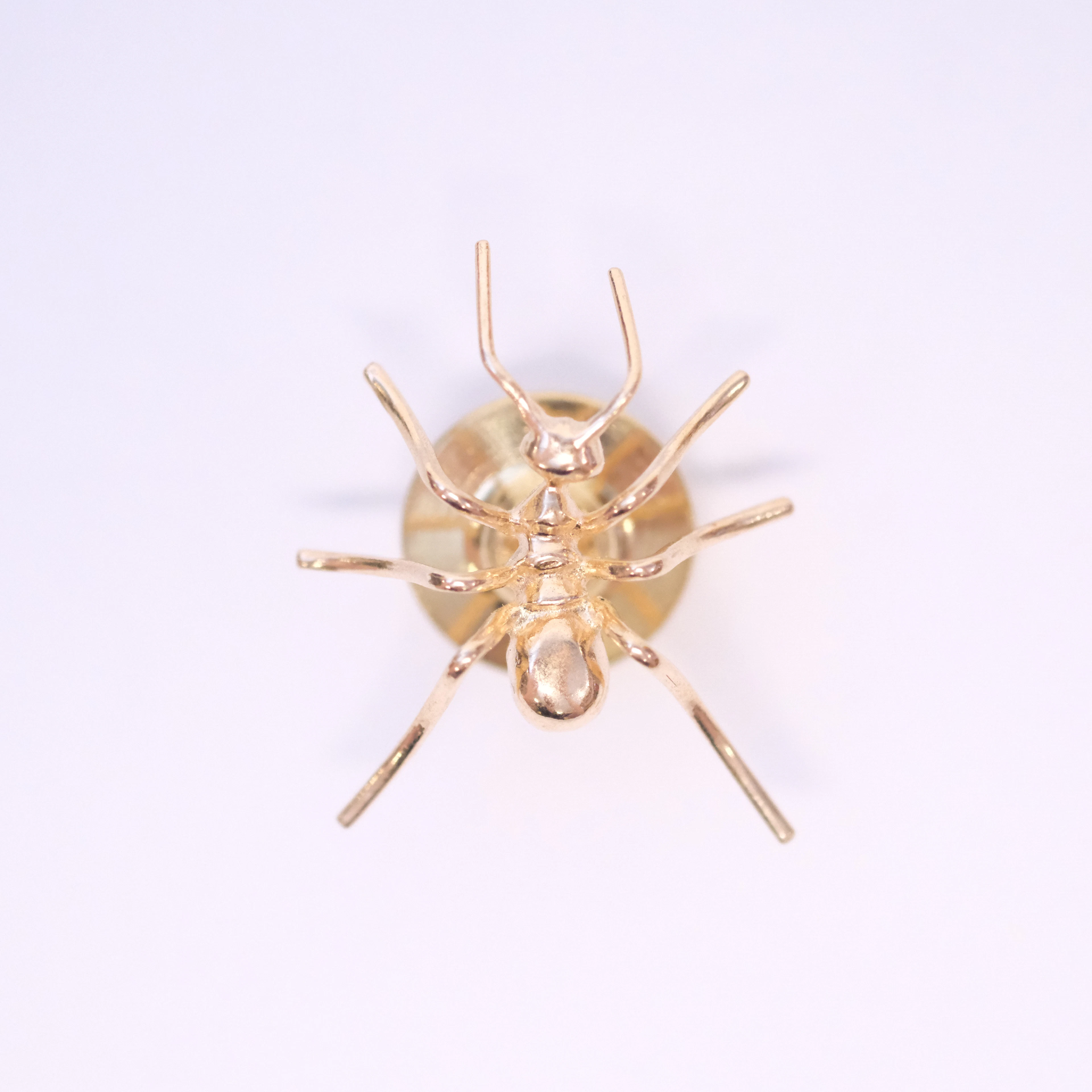 OLLE OHLSSON. PIN / BROSCH I FORM AV MYRA, 18K GULD.