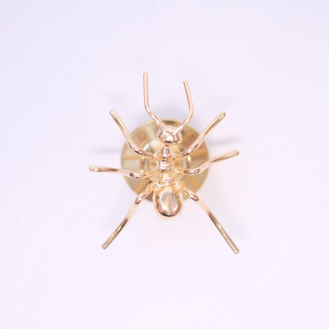OLLE OHLSSON. PIN / BROSCH I FORM AV MYRA, 18K GULD.