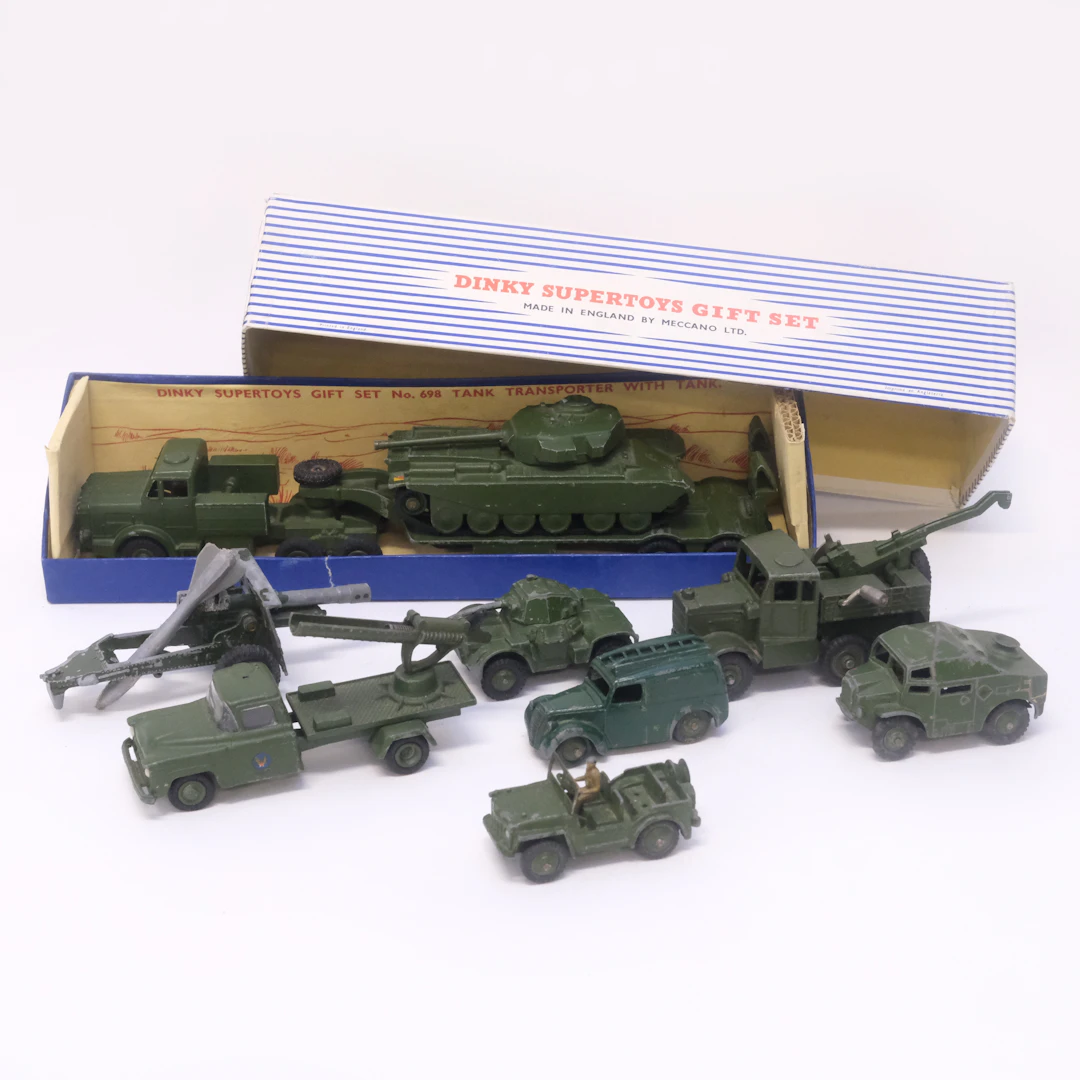 MODELLBILAR, DINKY TOYS, MILITÄR, 8 DELAR.