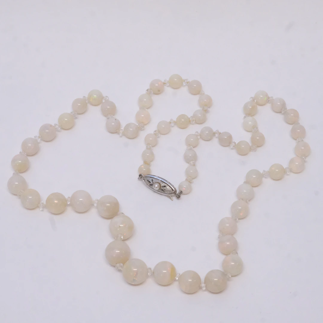 COLLIER, OPALISERANDE KULOR, LÅS I 18K VITGULD.