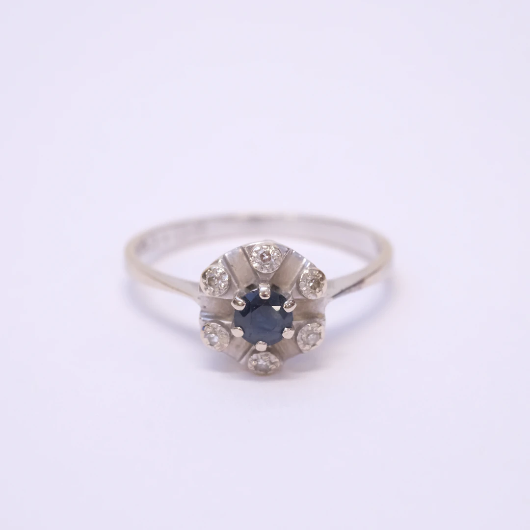 CARMOSÉRING, MED SAFIR OCH DIAMANTER, 18K GULD.
