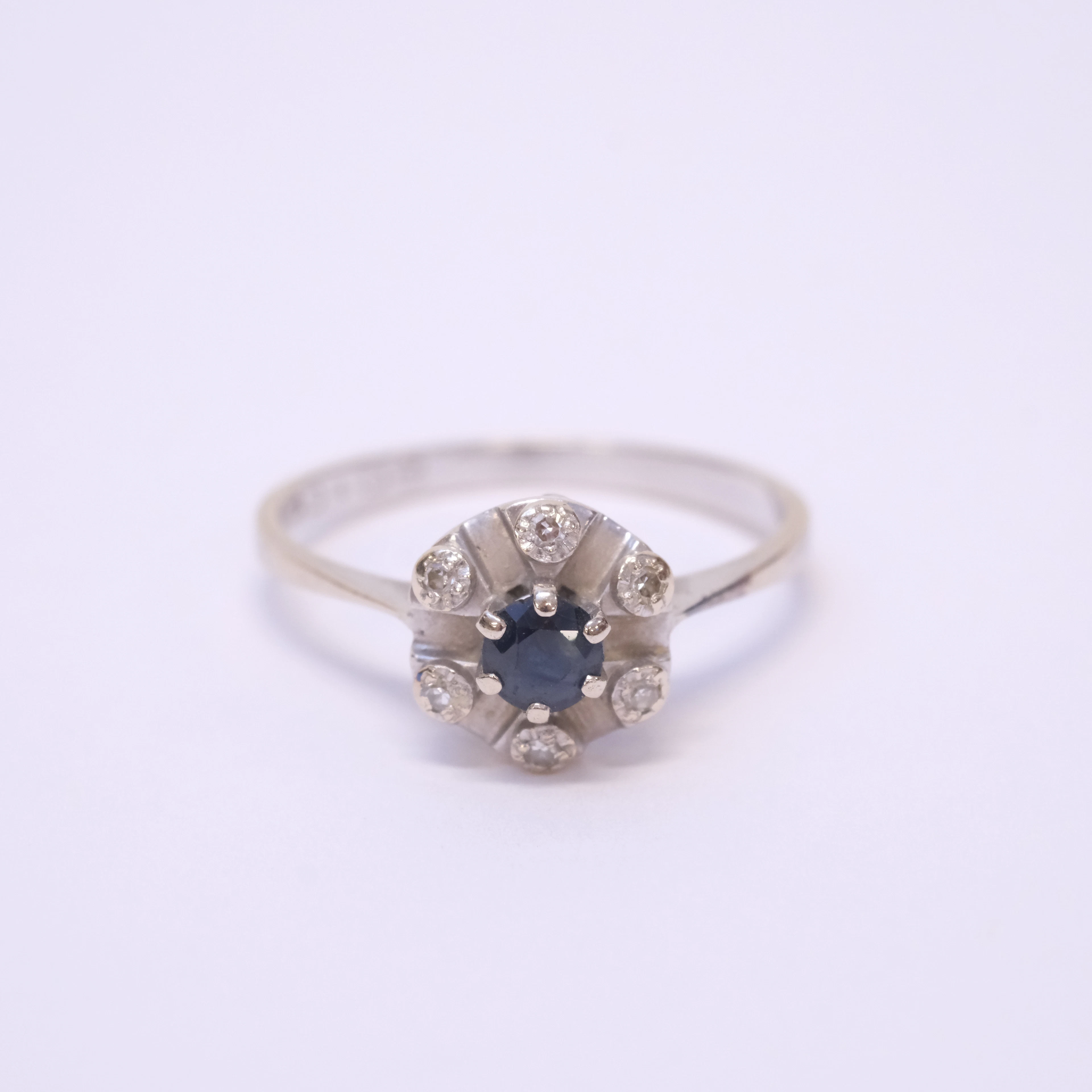 CARMOSÉRING, MED SAFIR OCH DIAMANTER, 18K GULD.