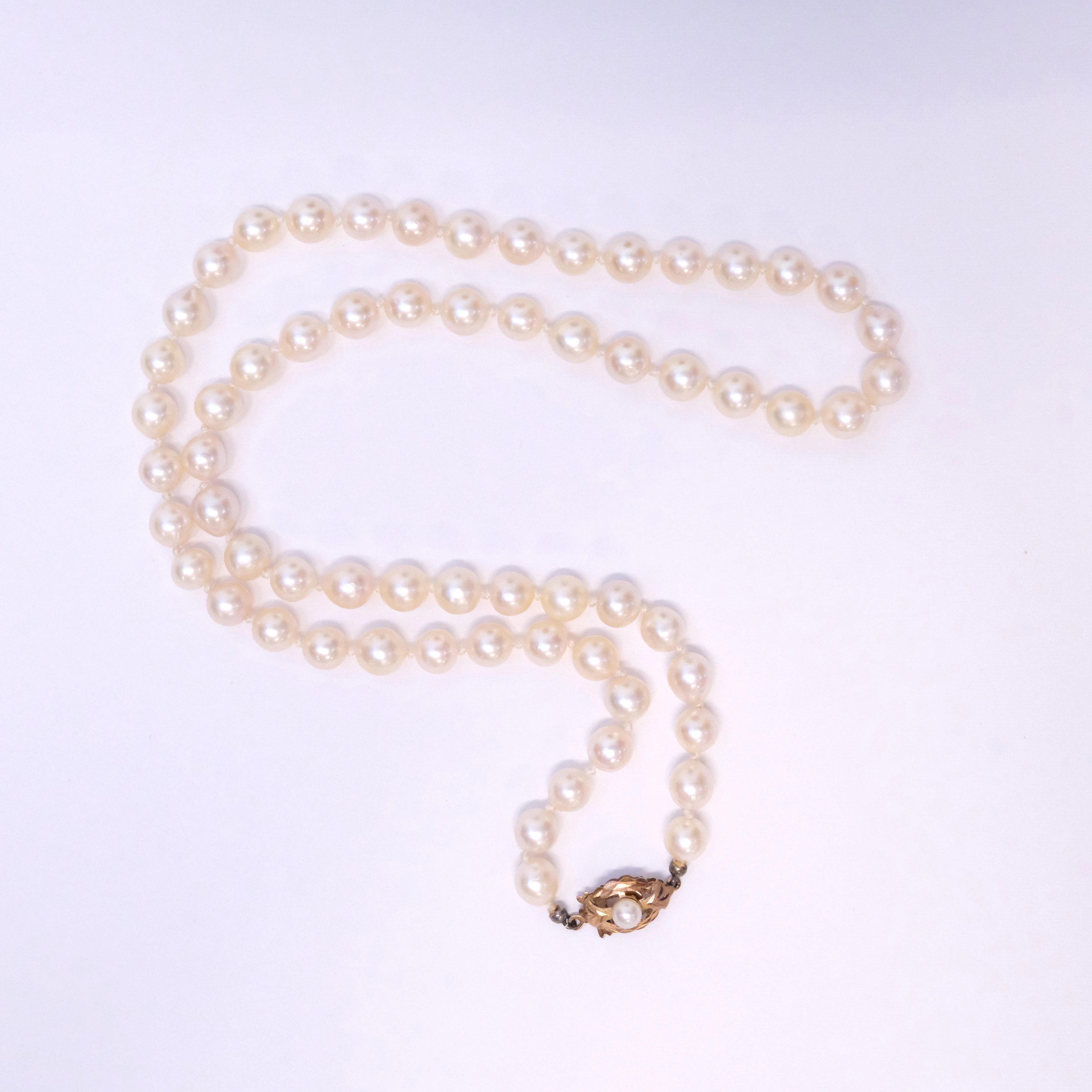 COLLIER MED PÄRLLÅS I 18K GULD.