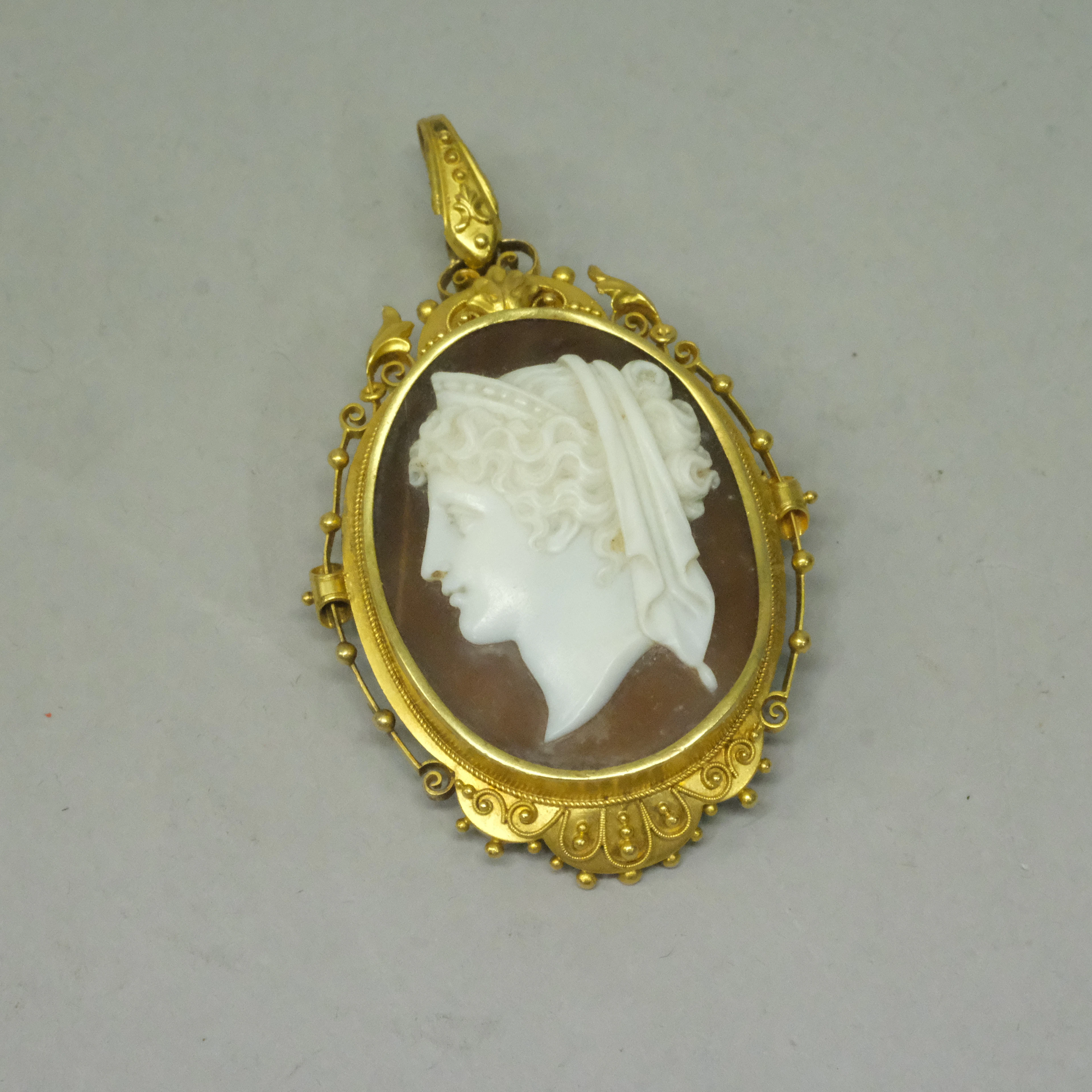 BROSCH/ HÄNGE MED KAMÉ, FATTAD I 14K GULD.