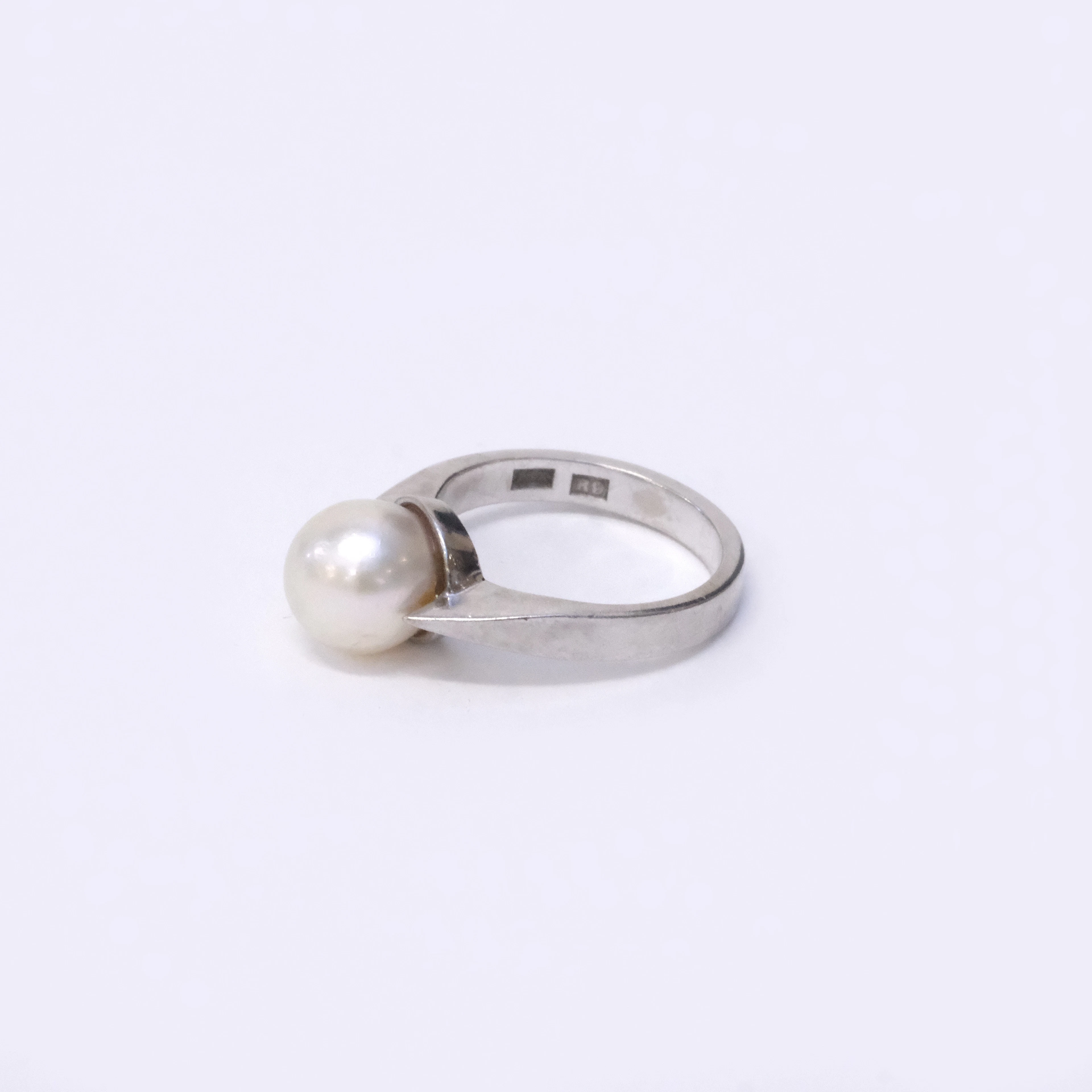 RING MED PÄRLA, 18K VITGULD.
