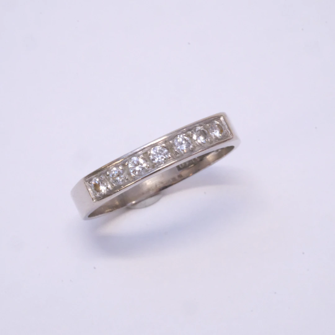 ALLIANSRING MED DIAMANTER, 0,21CT, 18K VITGULD.