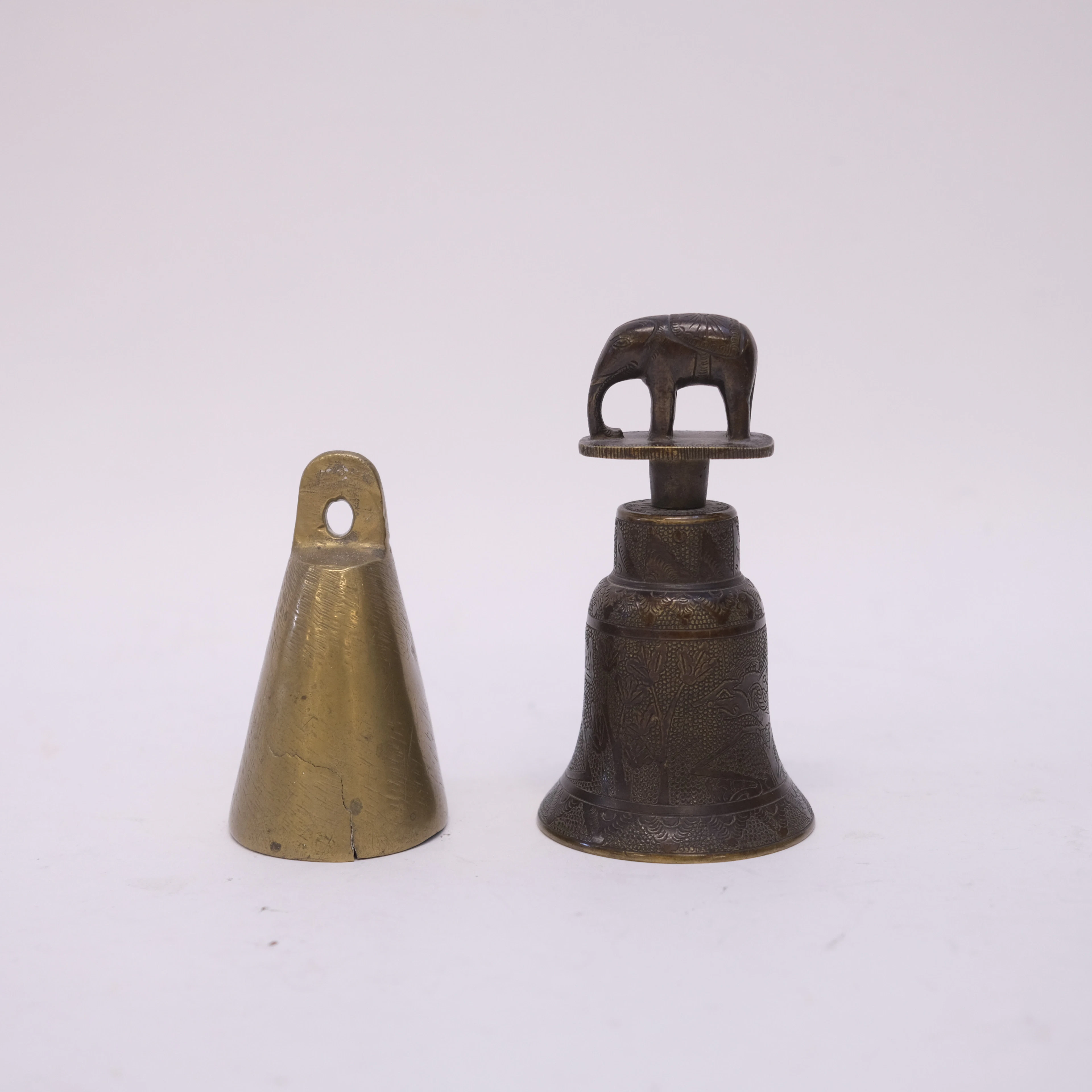 TVÅ KLOCKOR, MÄSSING OCH BRONS, 1800/1900-TAL.