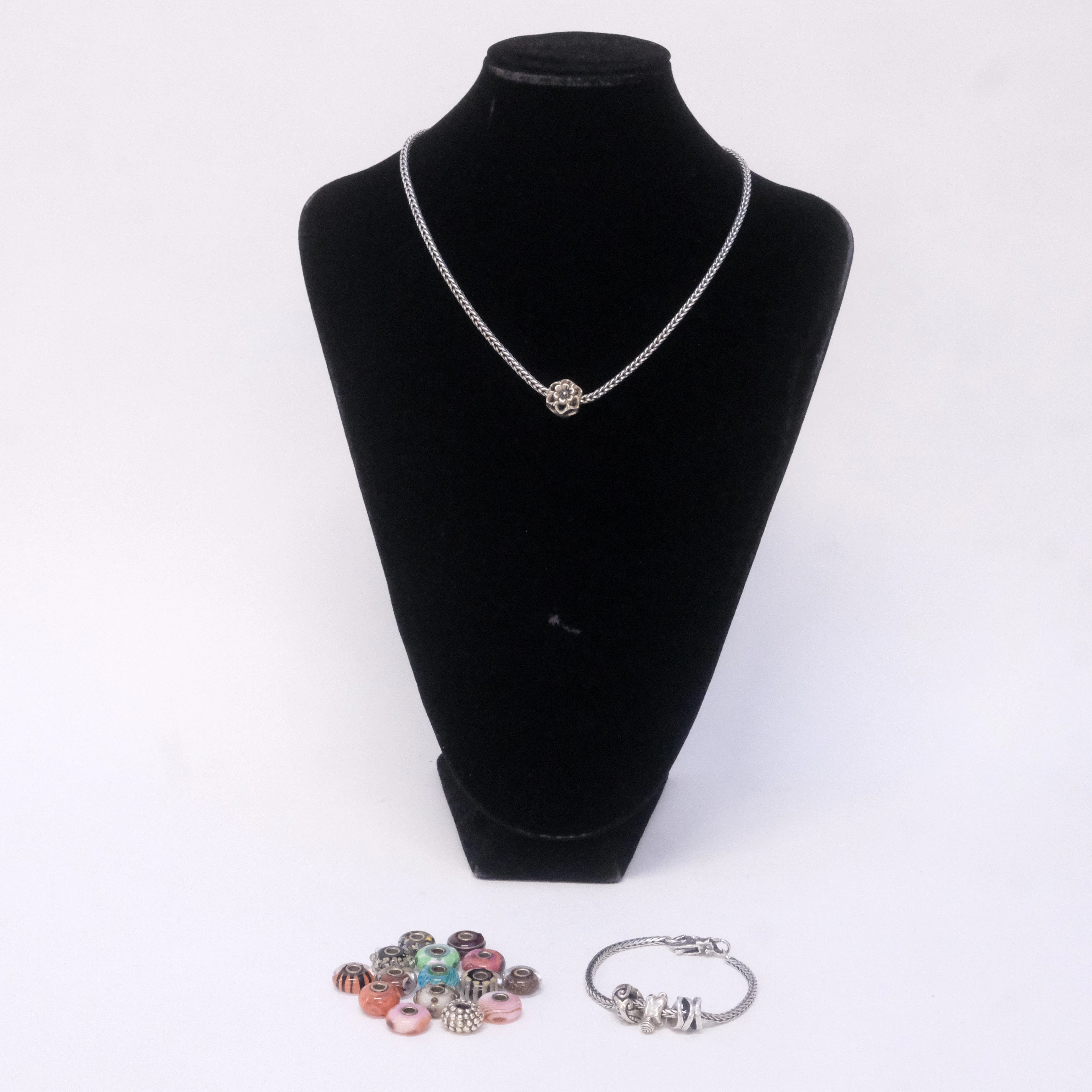 TROLLBEADS, COLLIER, ARMBAND SAMT BERLOCKER, SILVER.