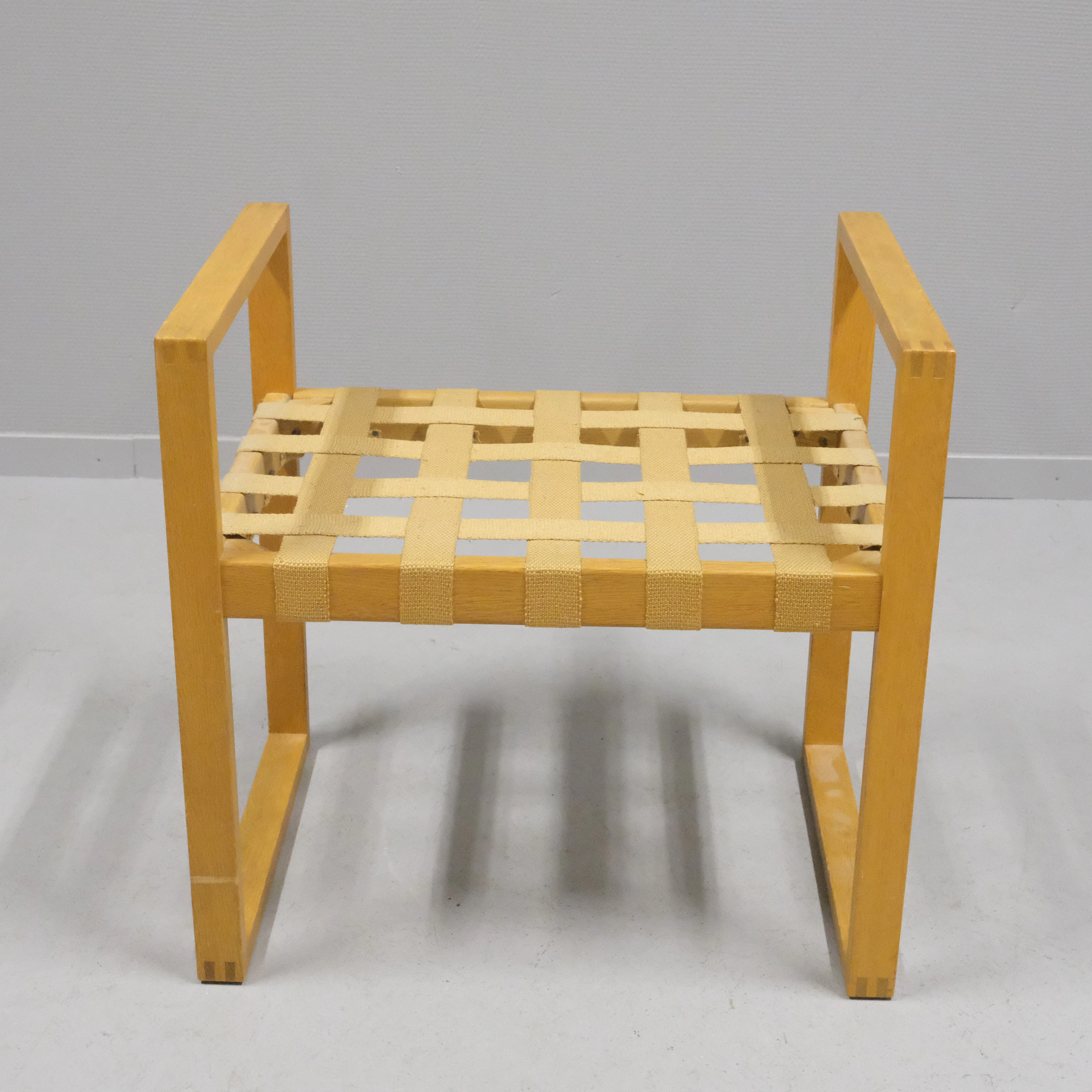 ÅKE FRIBYTER. TABURETT, EK MED SADELGJORD, NYBROFABRIKEN, 1960-TAL.