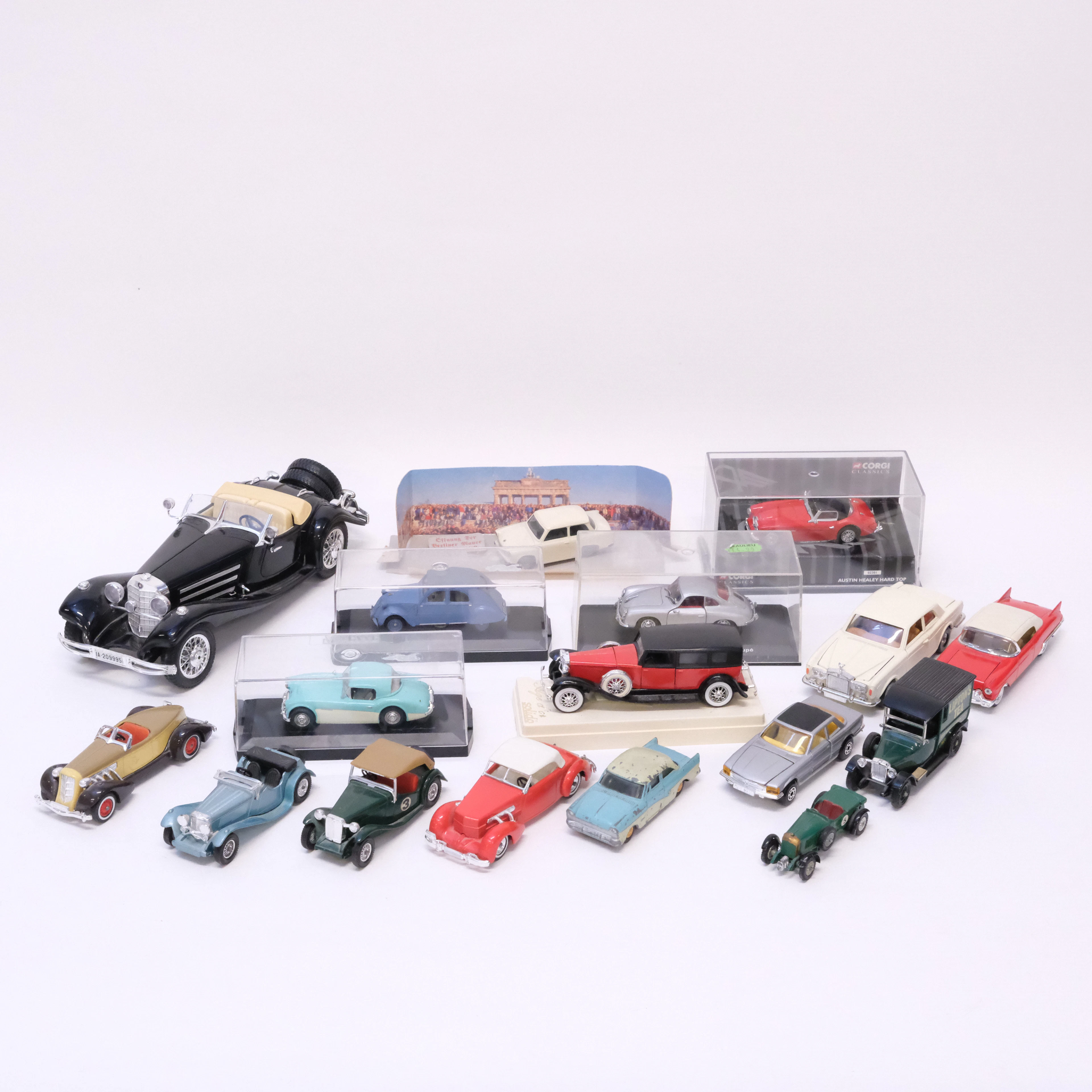 MODELLBILAR, 17 DELAR. CORGI, MATCHBOX, SOLIDO, BBURAGO M.FL. SKALA