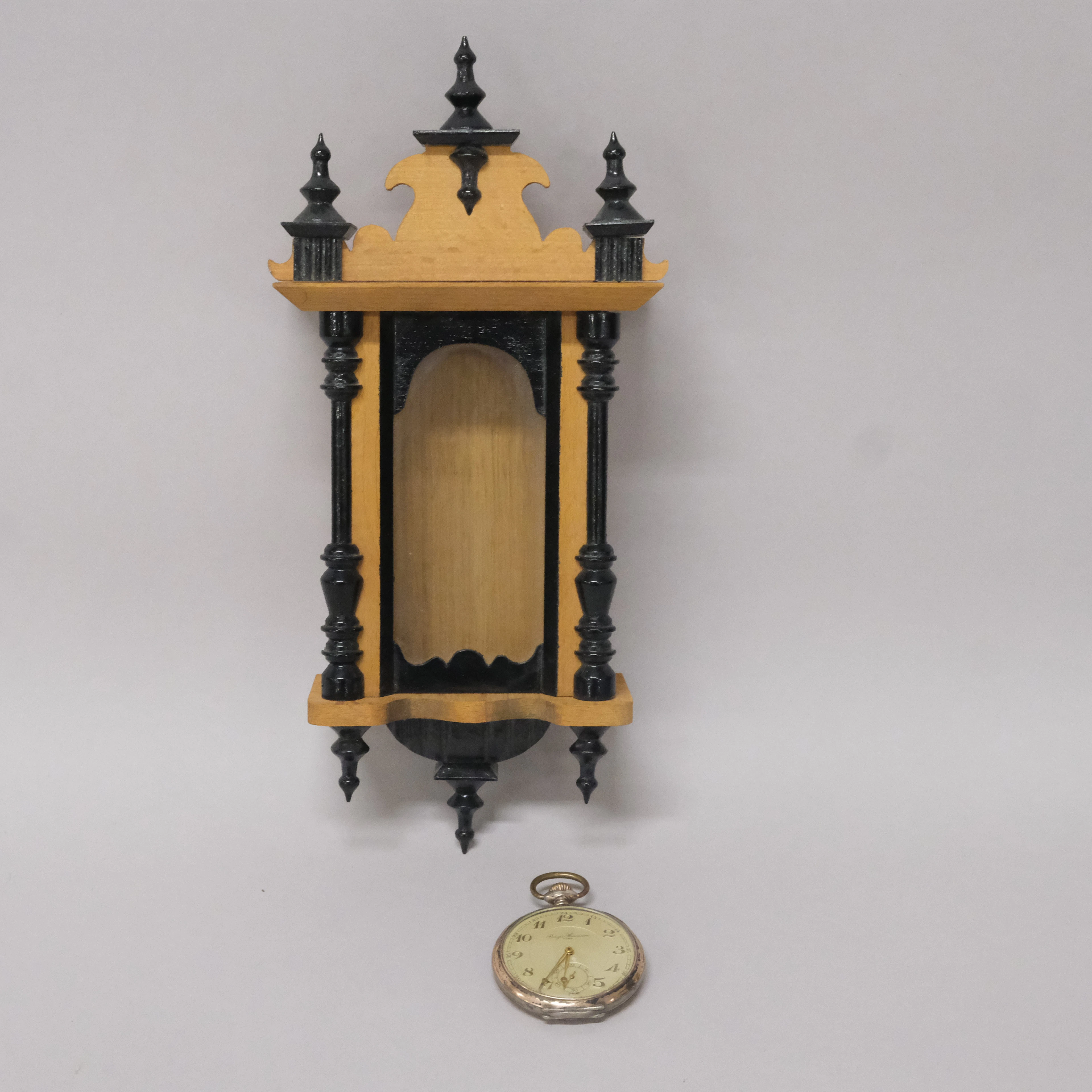 POLHEM, FICKUR, SILVERBOETT. SAMT KLOCKGÖMMA I FORM AV ETT MINIATYR-VÄGGUR.