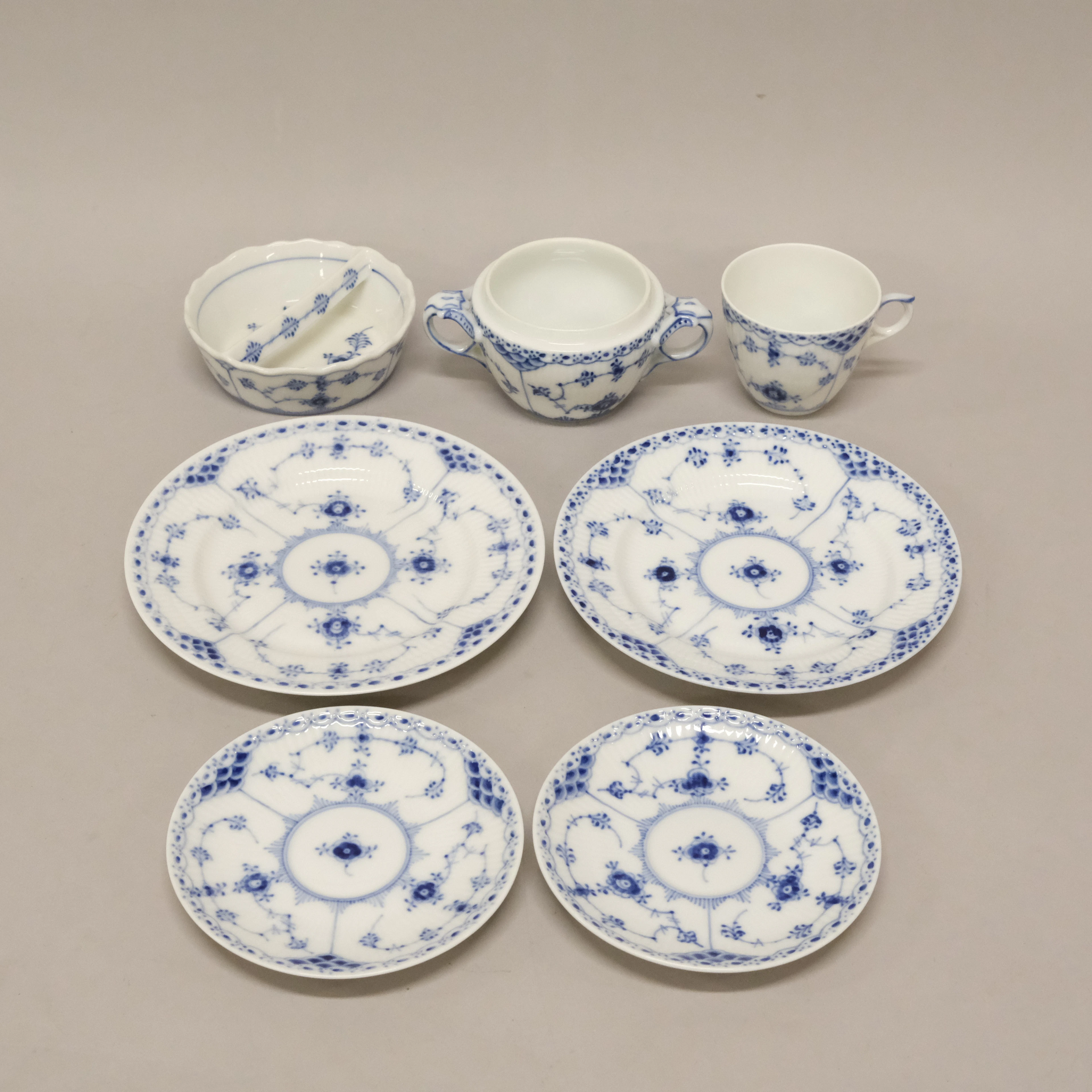 SERVISDELAR, "MUSSELMALET", HALVBLOND, 7 DELAR, ROYAL COPENHAGEN.