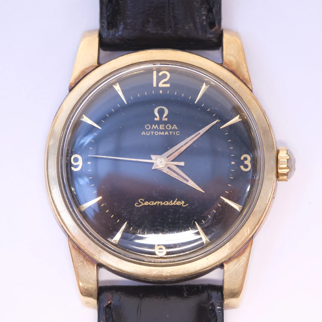 OMEGA. HERRARMBANDSUR, "SEAMASTER". ÅR 1956.