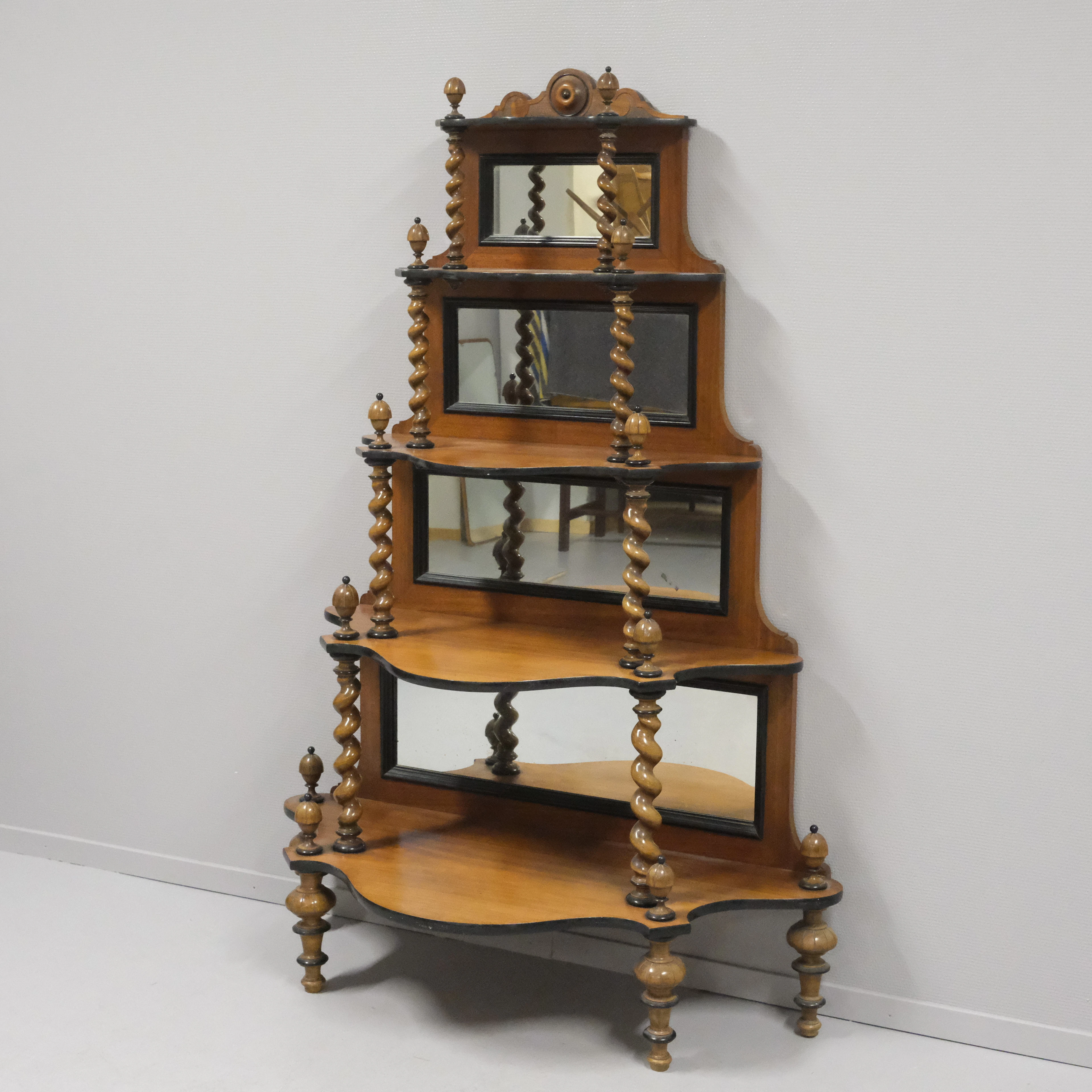 ATENIENNE MED SPEGLAR. MAHOGNY. OMKRING 1900.